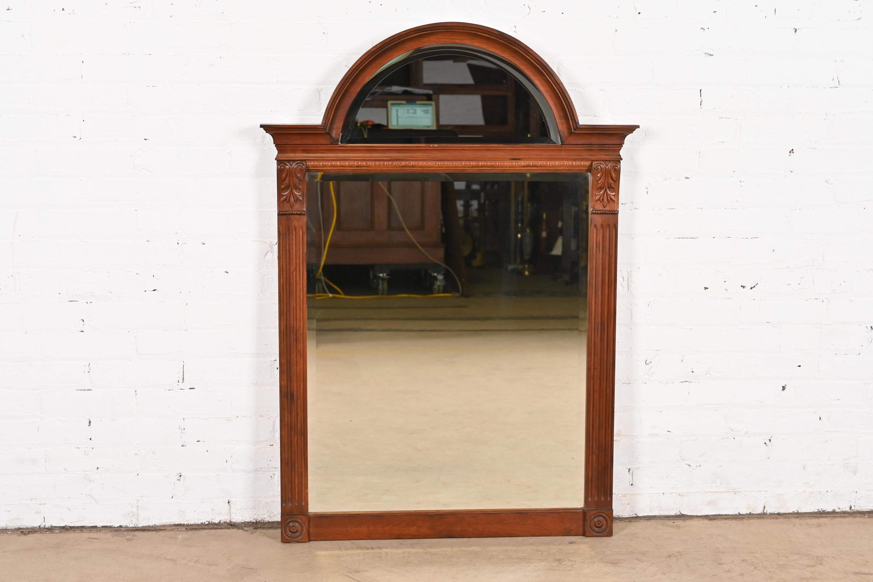 A gorgeous Victorian or Neoclassical style carved maple framed arched wall mirror

USA, Circa 1990s

Measures: 32.75