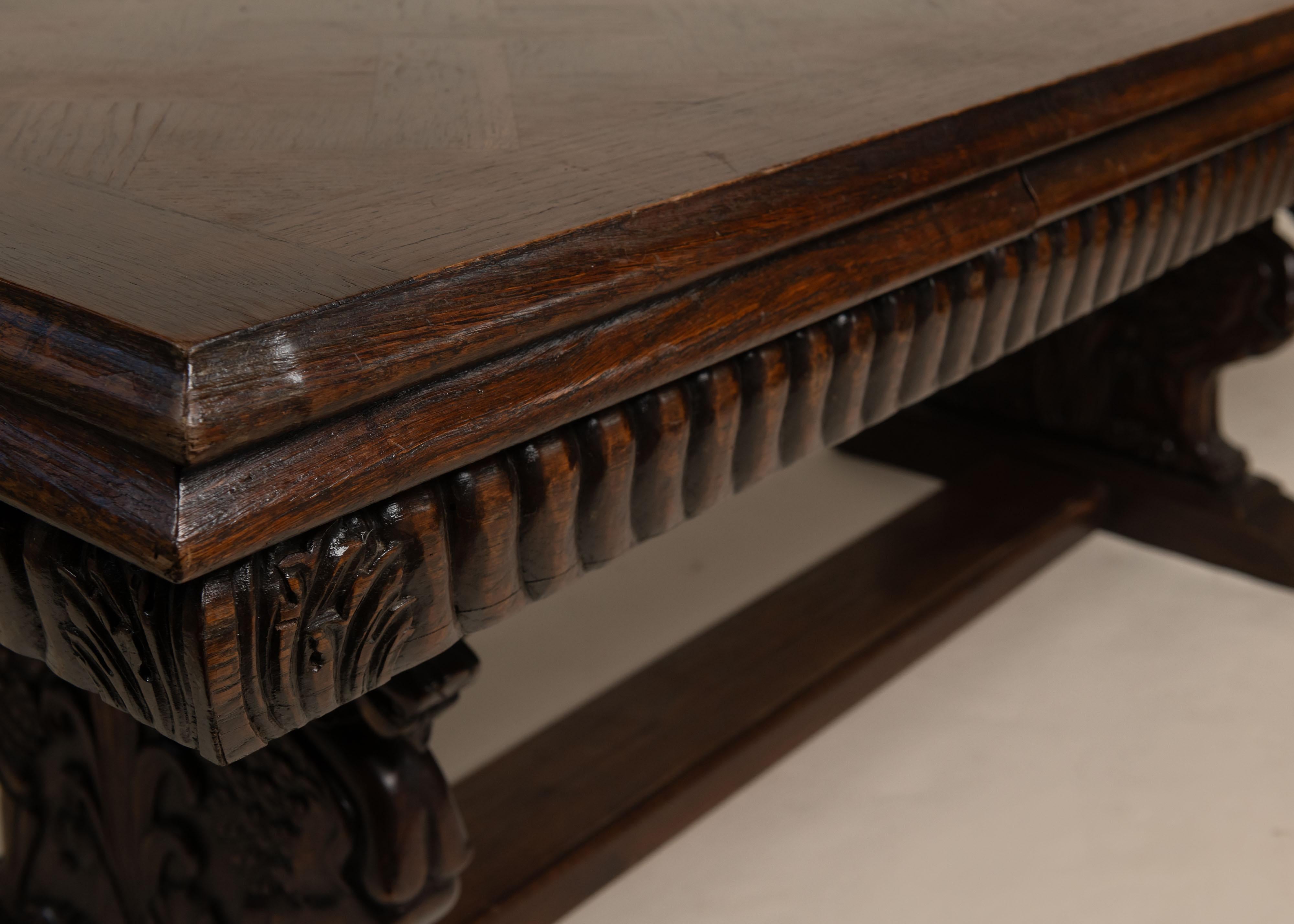 Victorien tardif Table de bibliothèque victorienne à tiroir en Oak sculpté, Angleterre, c.1890 en vente