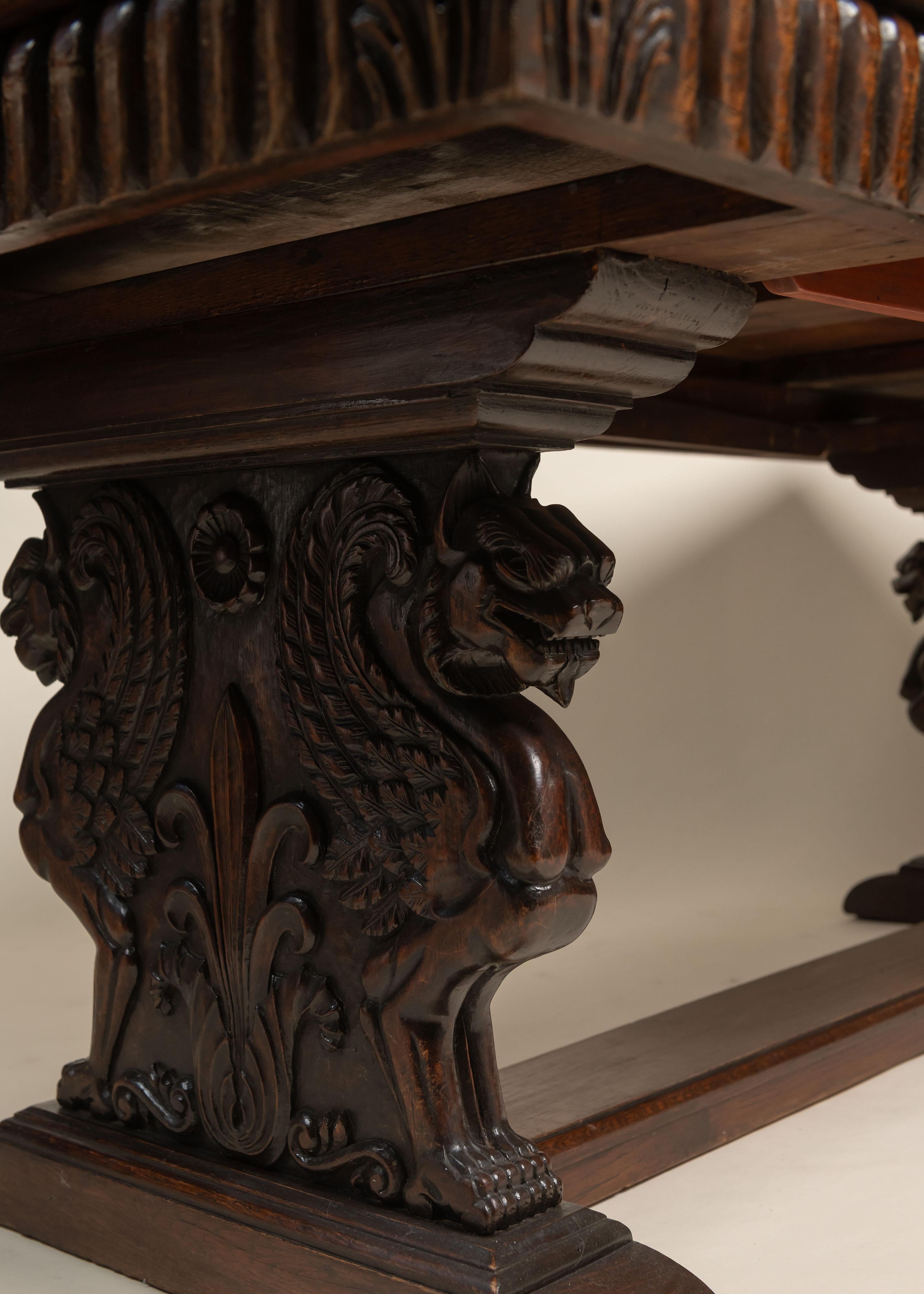 Anglais Table de bibliothèque victorienne à tiroir en Oak sculpté, Angleterre, c.1890 en vente