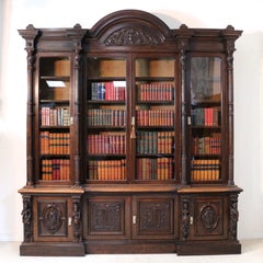 Libreria a due ante in Oak Elizabethan Revival di Wylie & Lochhead
