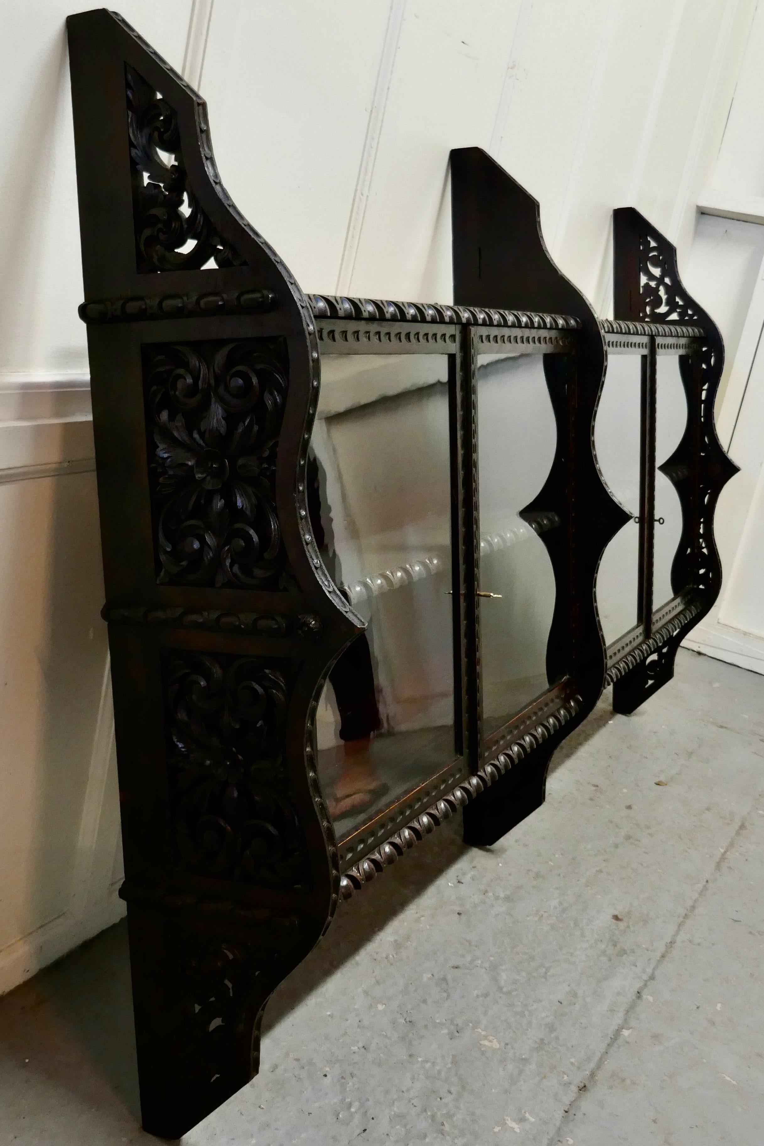 Victorian Carved Oak Wall Hanging Display Cabinet In Good Condition For Sale In Chillerton, Isle of Wight