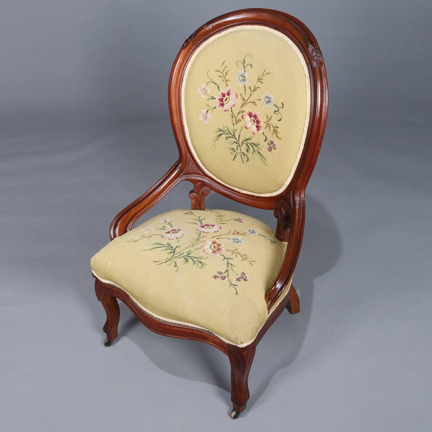 Viktorianische Beistellstuhl verfügt über geschnitzte Nussbaum Konstruktion mit Ballon zurück:: scalloped Schürze:: Scroll und foliate Dekoration:: Rücken und Sitz mit Nadelspitze Polsterung mit zentralen floralen Spray:: Vorderbeine mit Rollen:: um