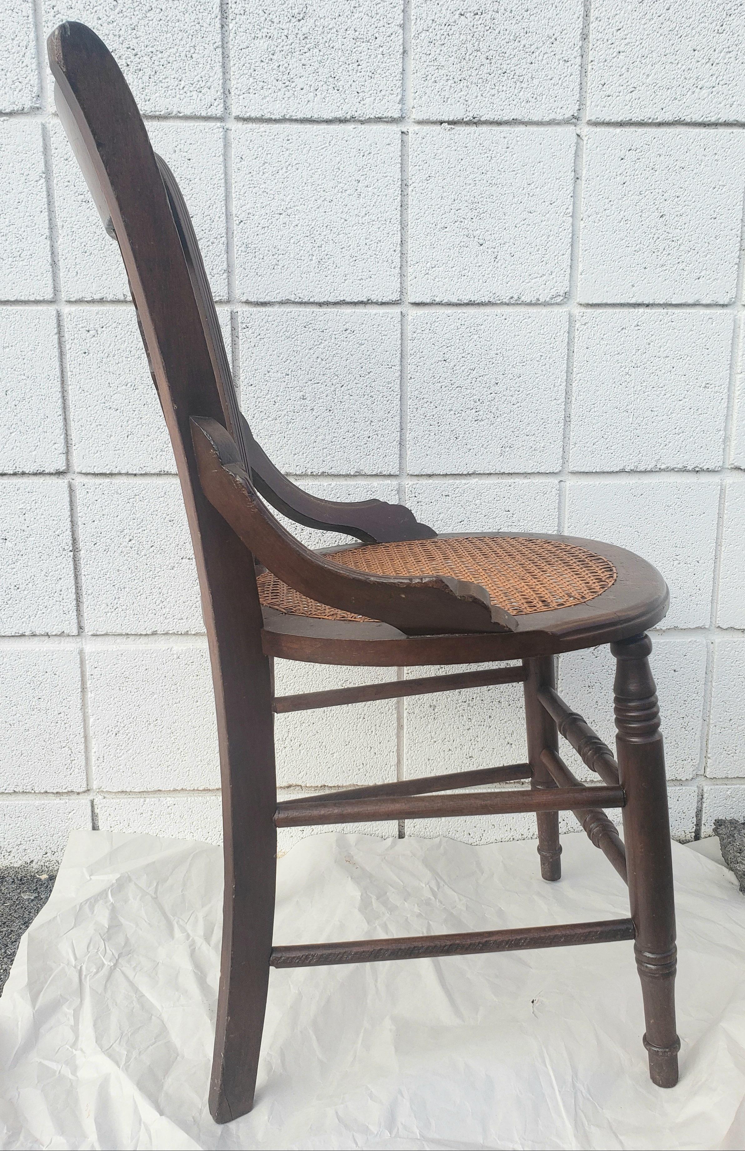 Américain Chaise d'appoint victorienne en noyer sculpté et siège en rotin en vente