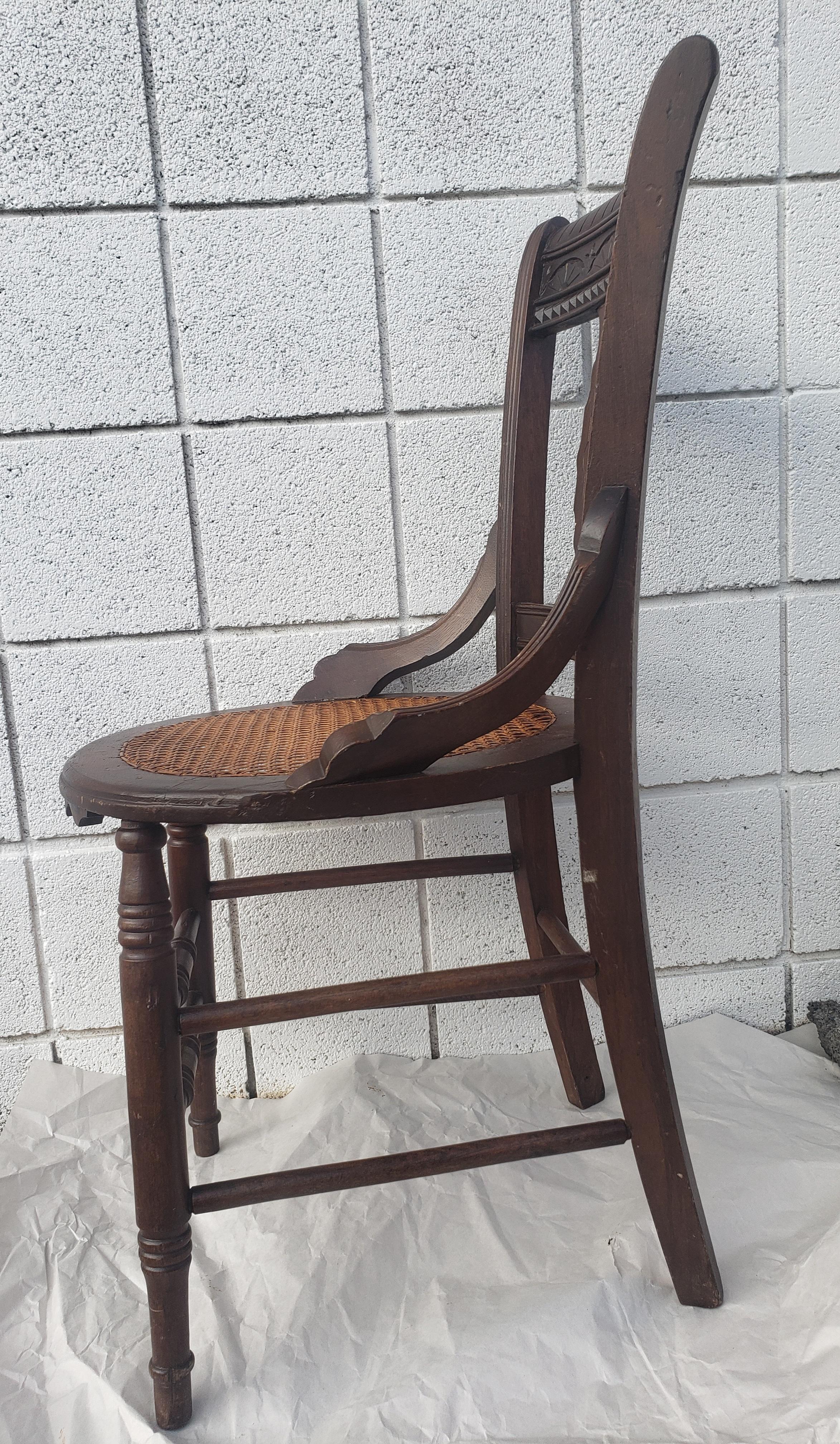 Chaise d'appoint victorienne en noyer sculpté et siège en rotin Bon état - En vente à Germantown, MD