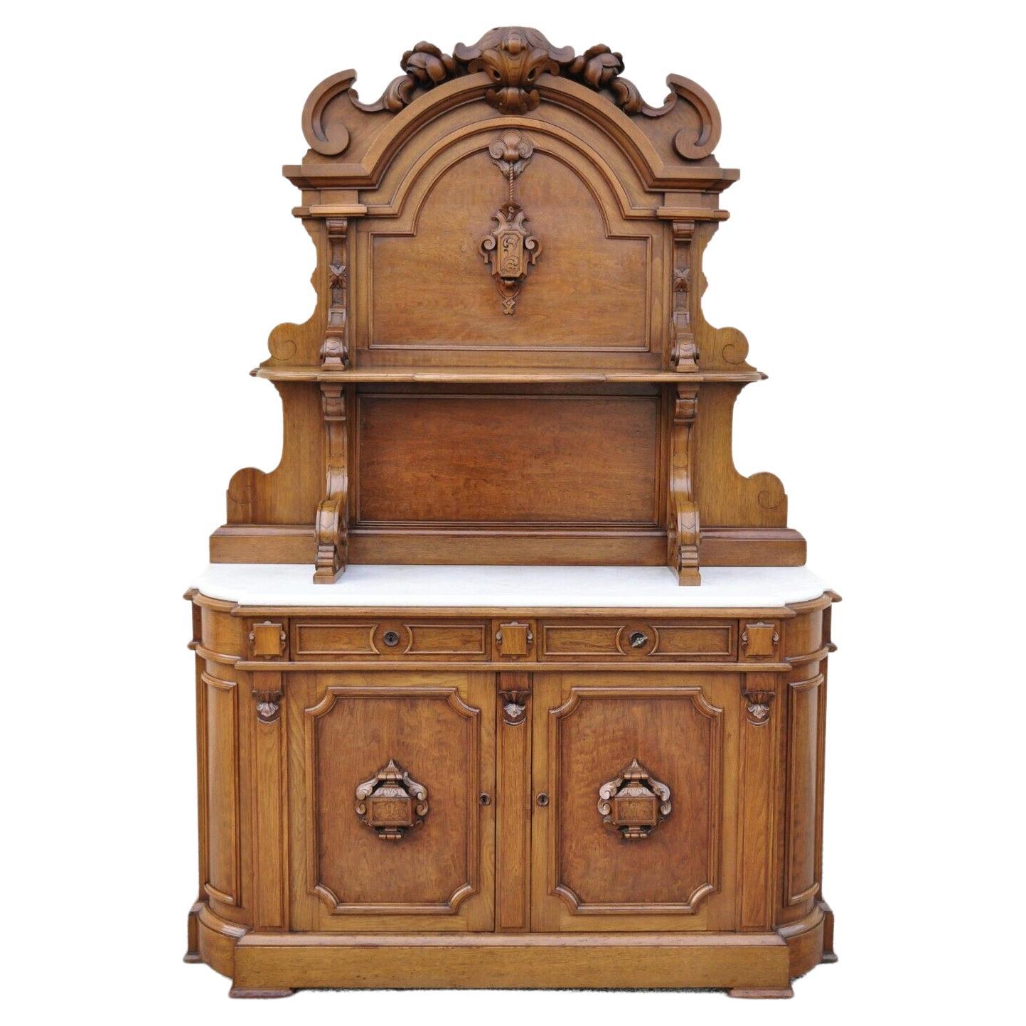 Buffet sur mesure en noyer sculpté de style victorien avec dessus en marbre et dosseret.