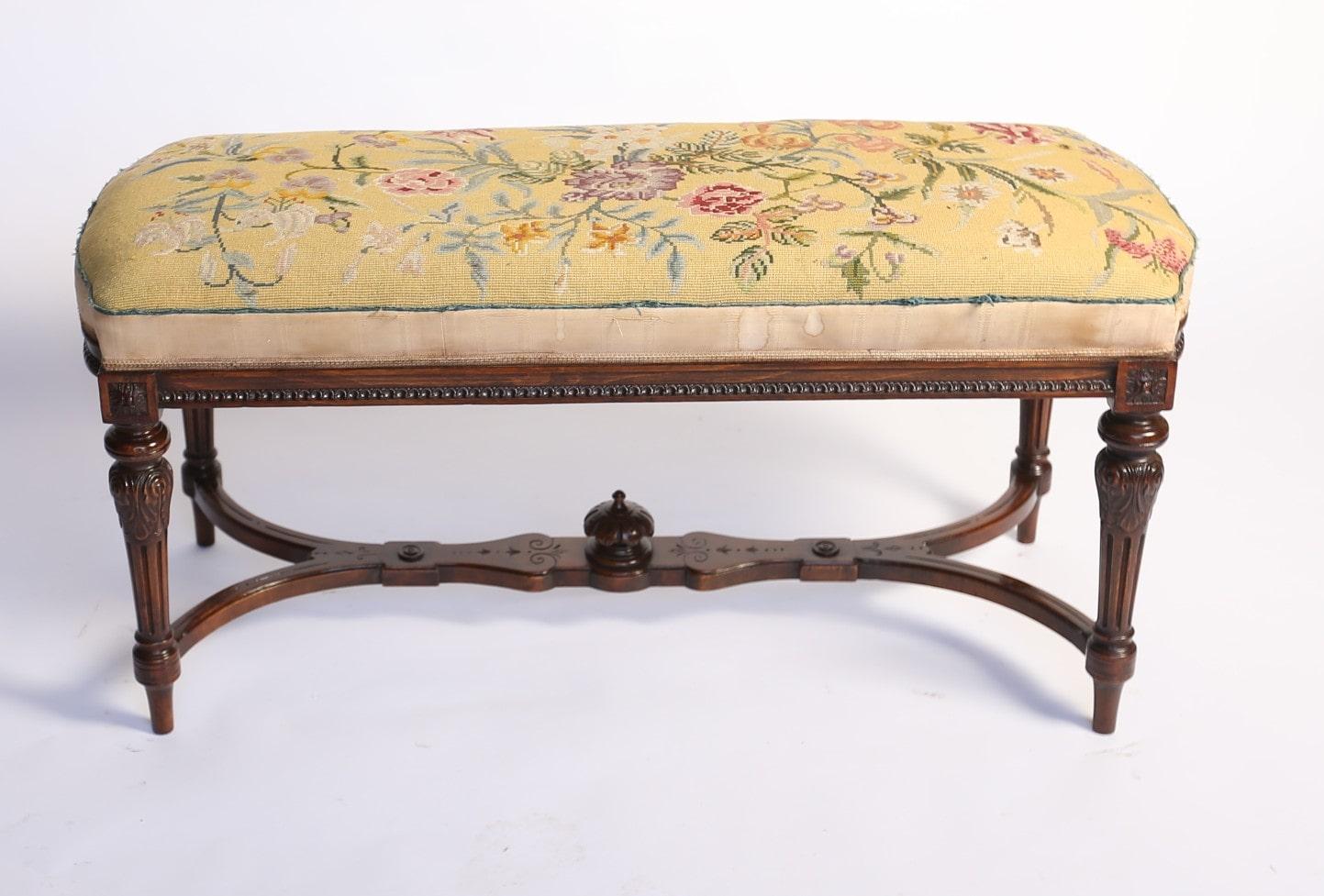 Victorian Carved Walnut stool / Window seat In Good Condition For Sale In Dereham, GB