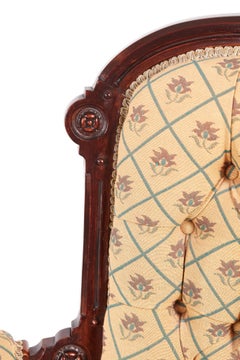 Antica poltrona vittoriana in legno di noce intagliato con gambe tornite