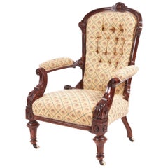 Ancien fauteuil victorien en noyer sculpté à pieds tournés