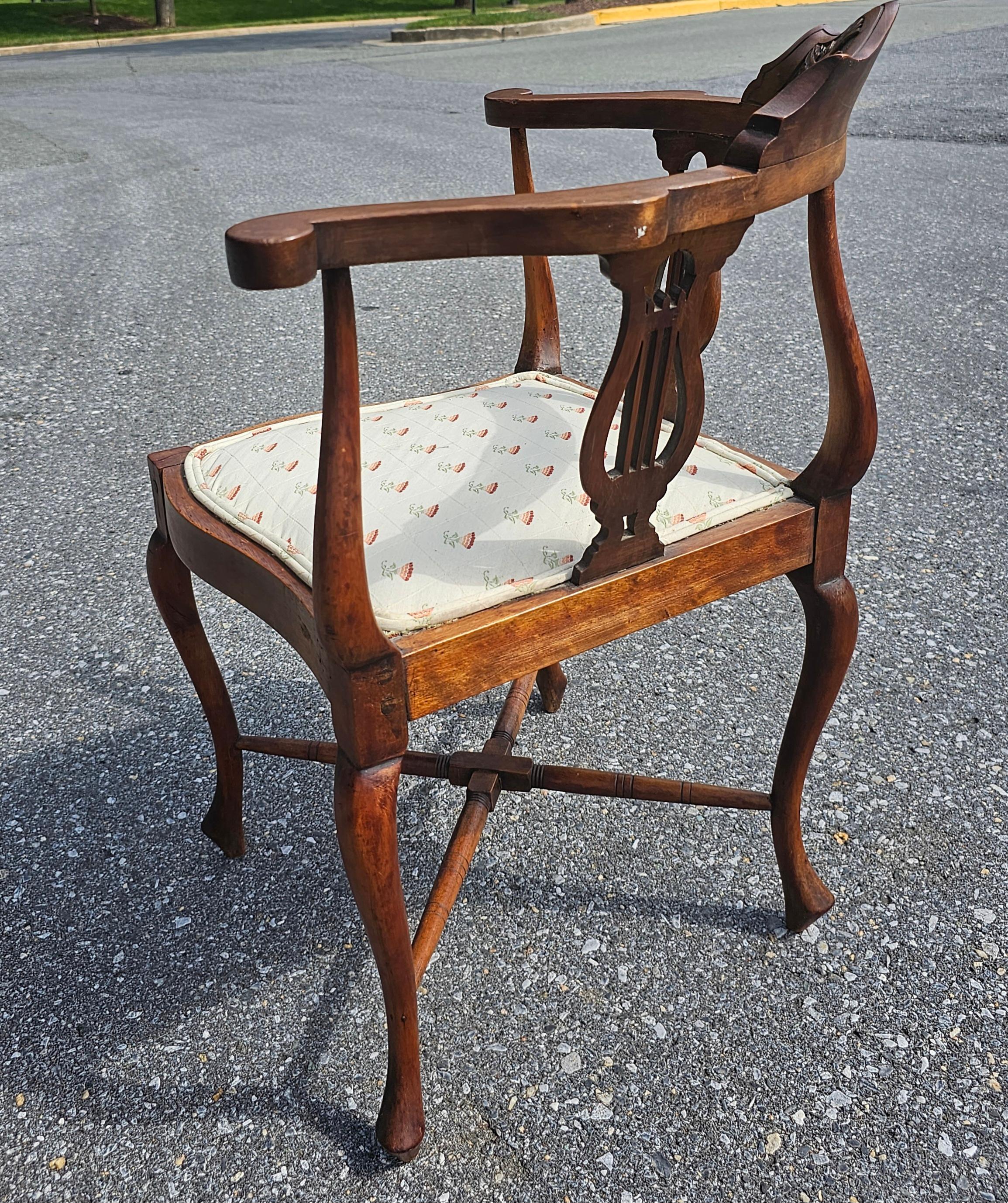 Victorian Carved Walnut Upholstered Seat Corner Chair In Good Condition For Sale In Germantown, MD