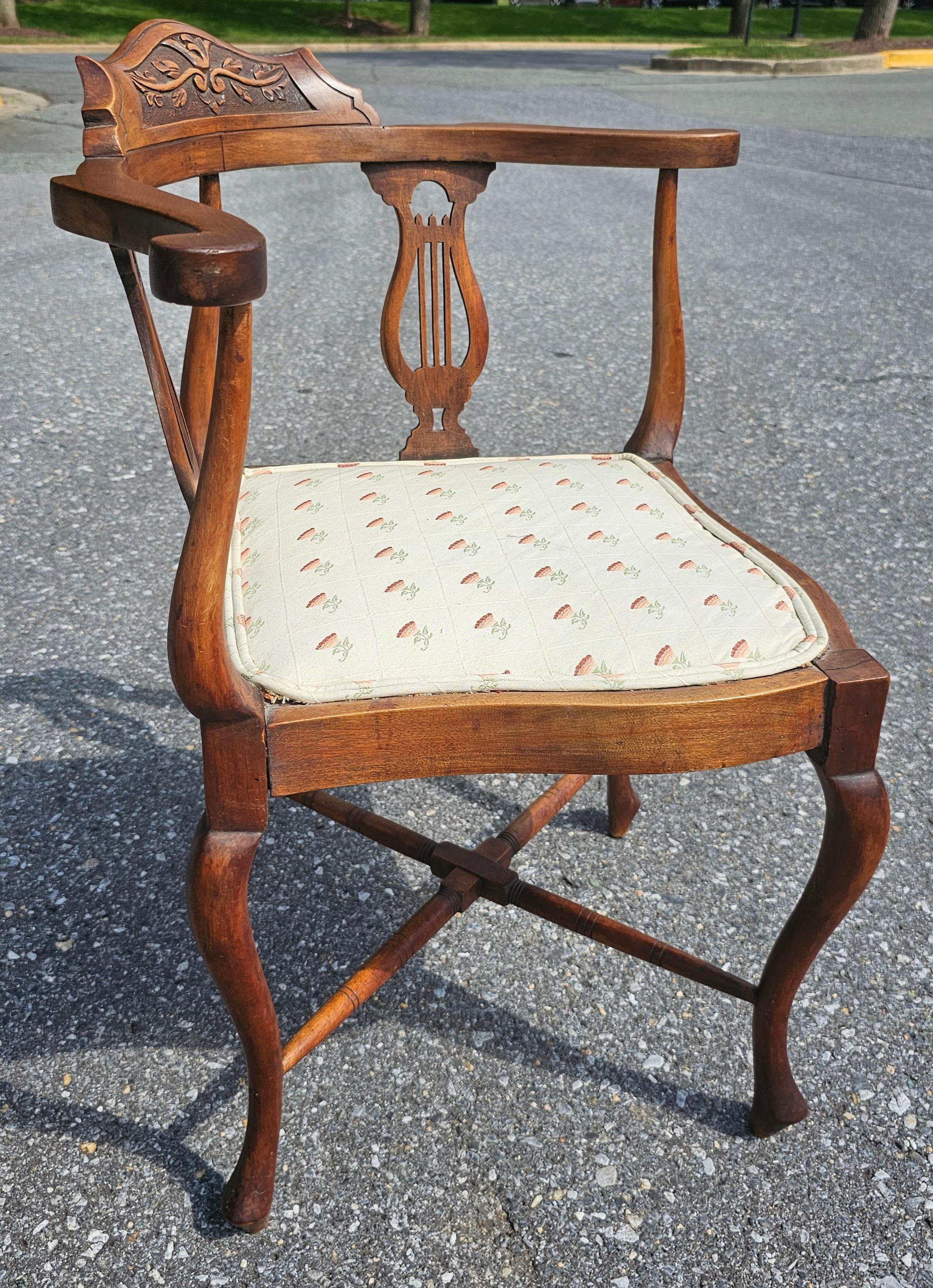 Tacheté Chaise d'angle victorienne en noyer sculpté à assise rembourrée en vente