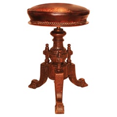 Tabouret de piano tournant en bois sculpté de style victorien avec siège en cuir Brown et clous en laiton