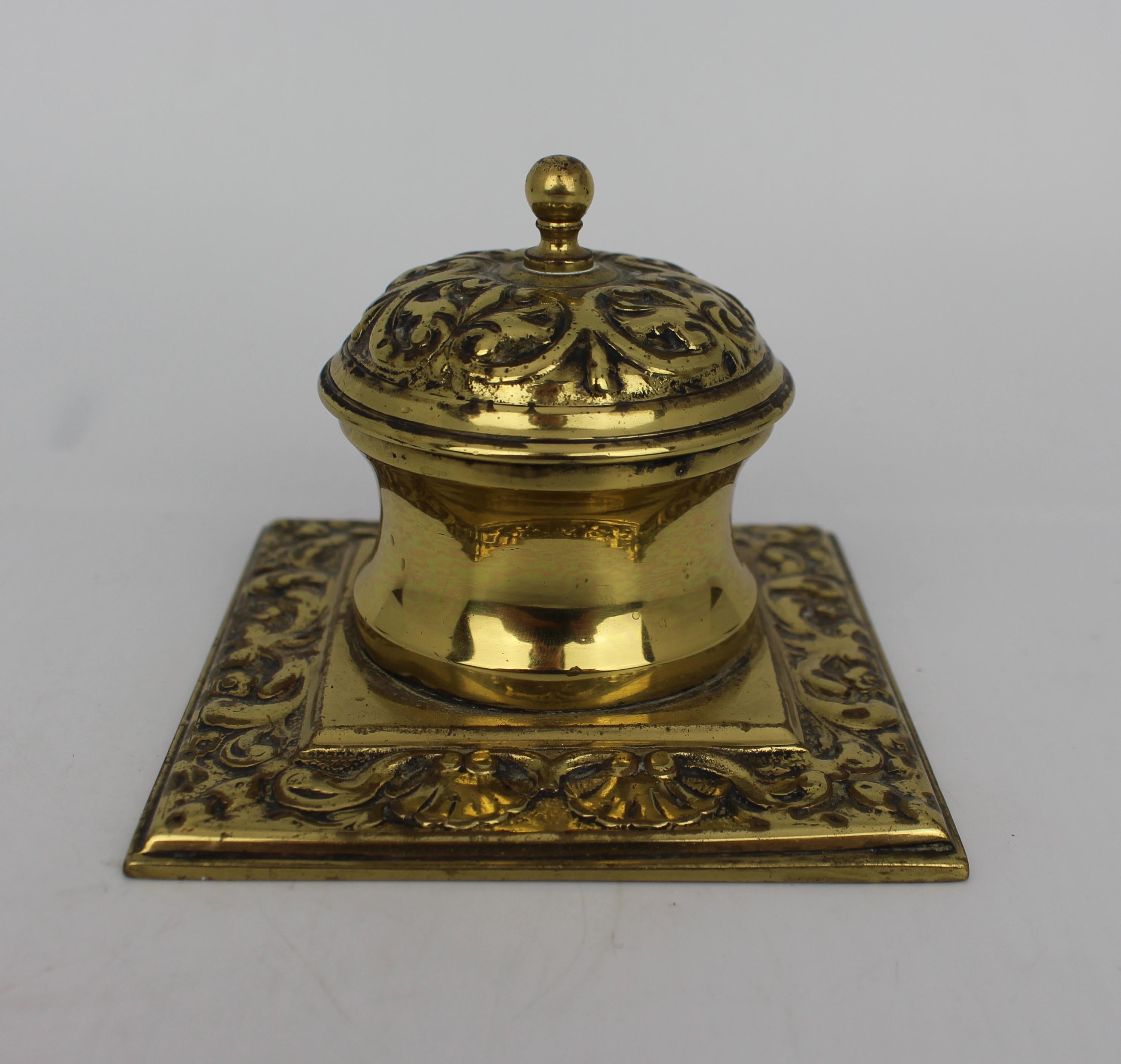 British Victorian Cast Brass Inkwell with Ornamental Scrollwork, England, circa 1880 For Sale
