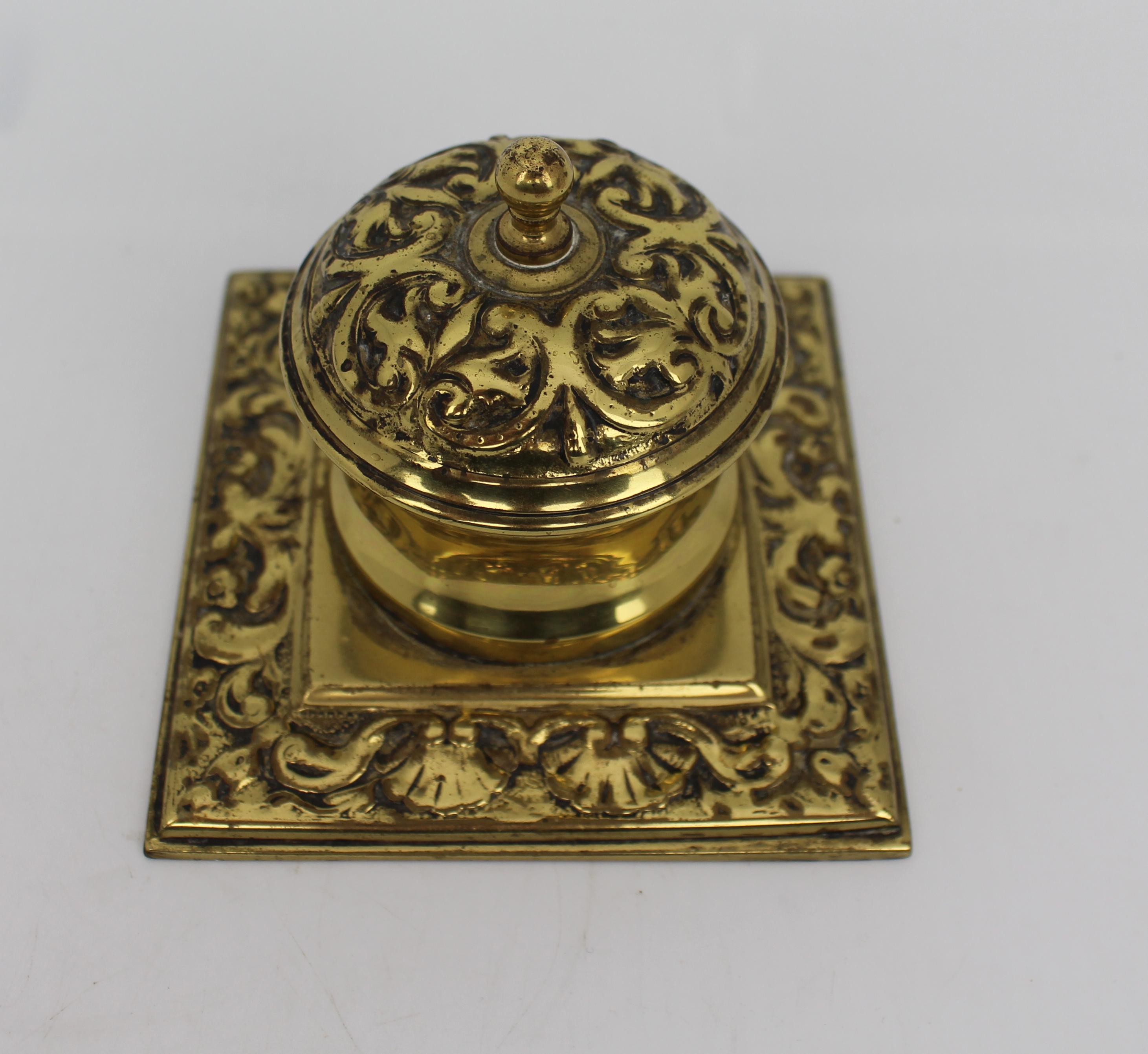 Victorian Cast Brass Inkwell with Ornamental Scrollwork, England, circa 1880 In Good Condition For Sale In Worcester, GB