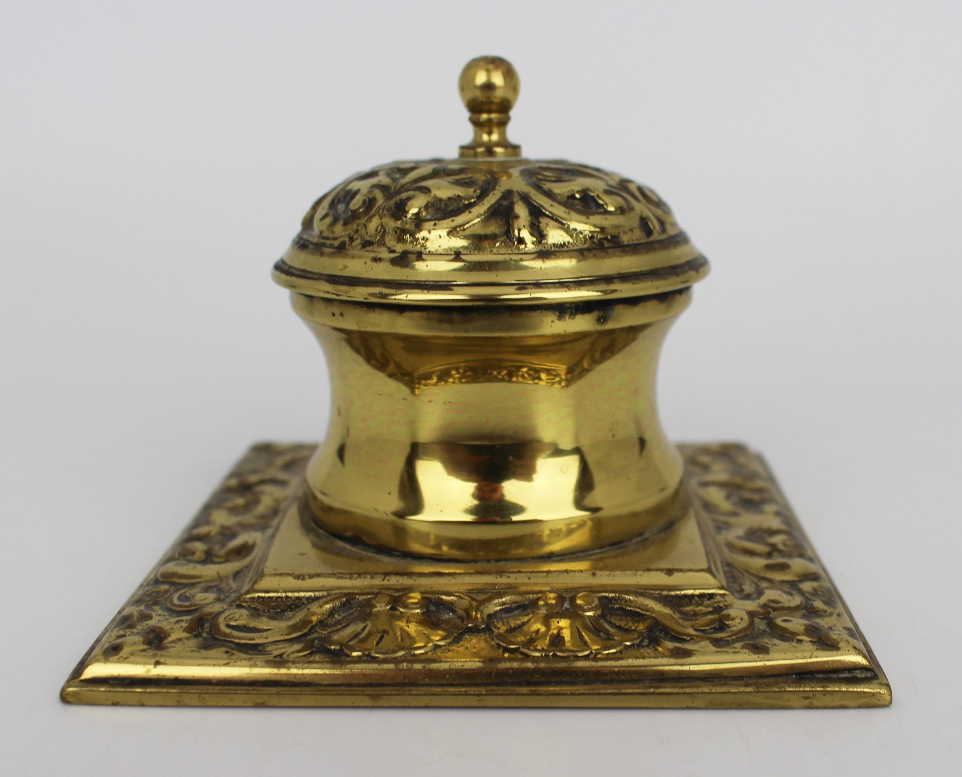 19th Century Victorian Cast Brass Inkwell with Ornamental Scrollwork, England, circa 1880 For Sale