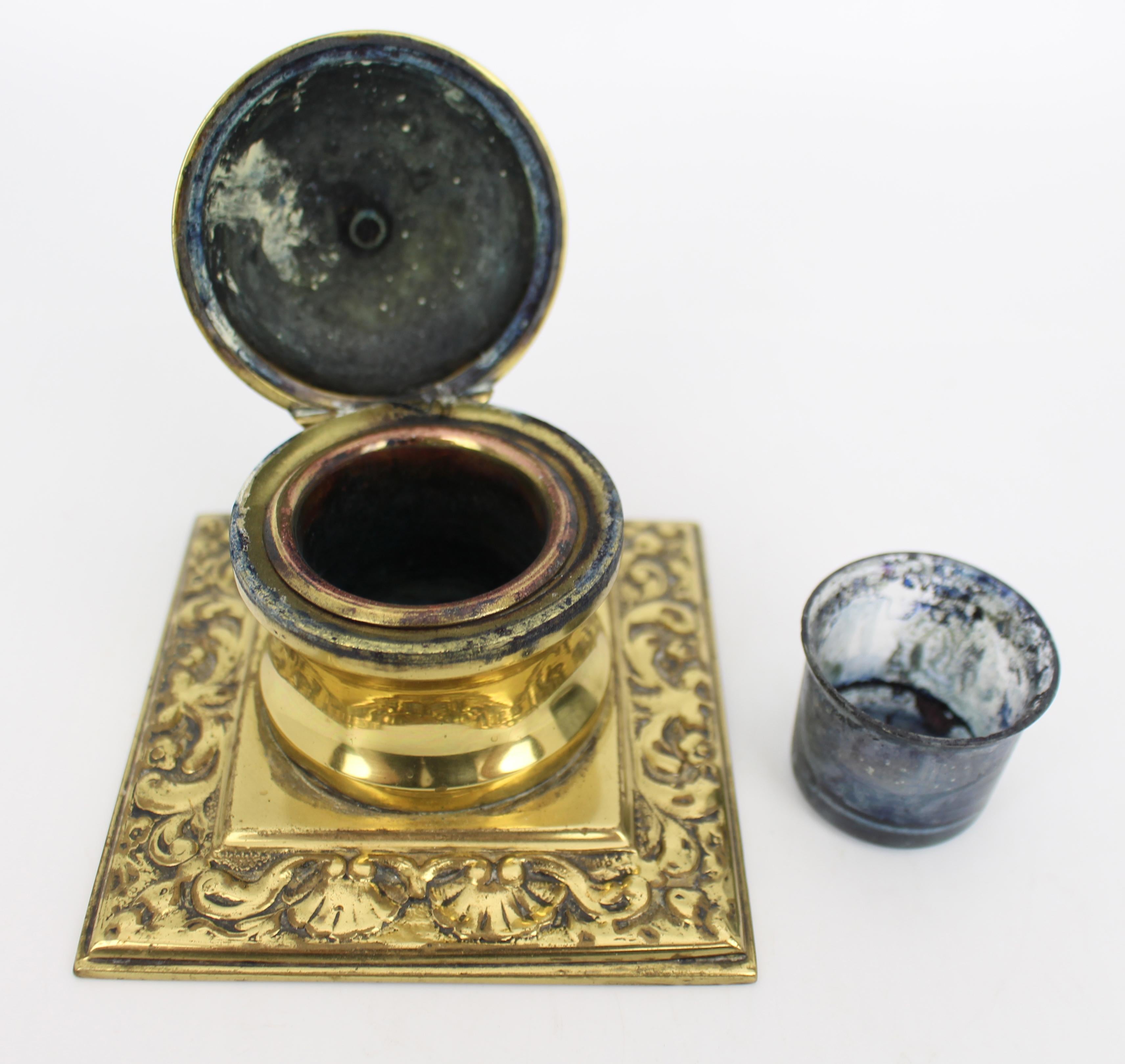 Victorian Cast Brass Inkwell with Ornamental Scrollwork, England, circa 1880 For Sale 2