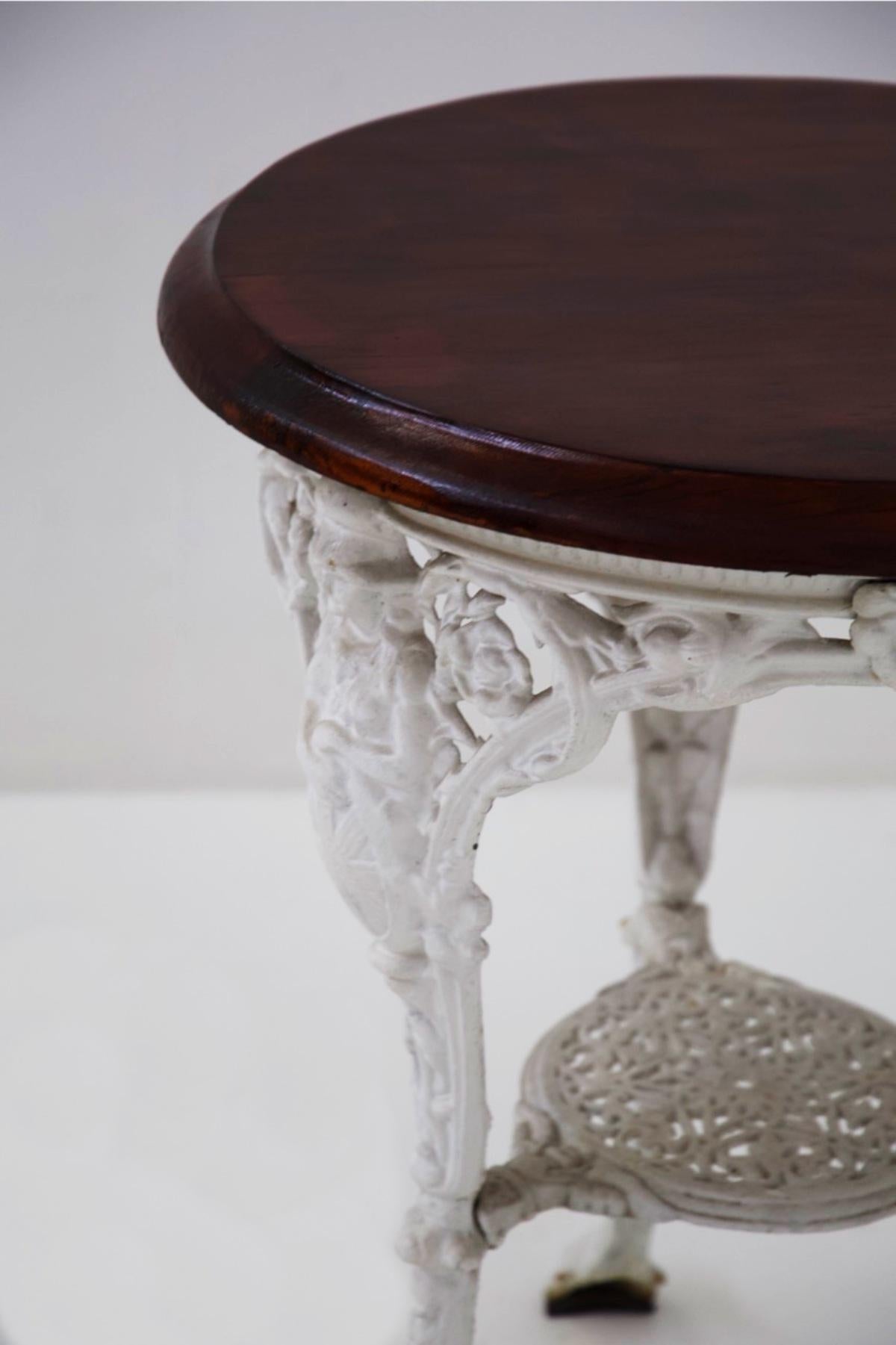 Très rare table basse victorienne en fonte fabriquée à la fin des années 1800, de fabrication anglaise.
La table basse est petite et est destinée à un usage de jardin, comme le montrent clairement les matériaux.
La structure porteuse est