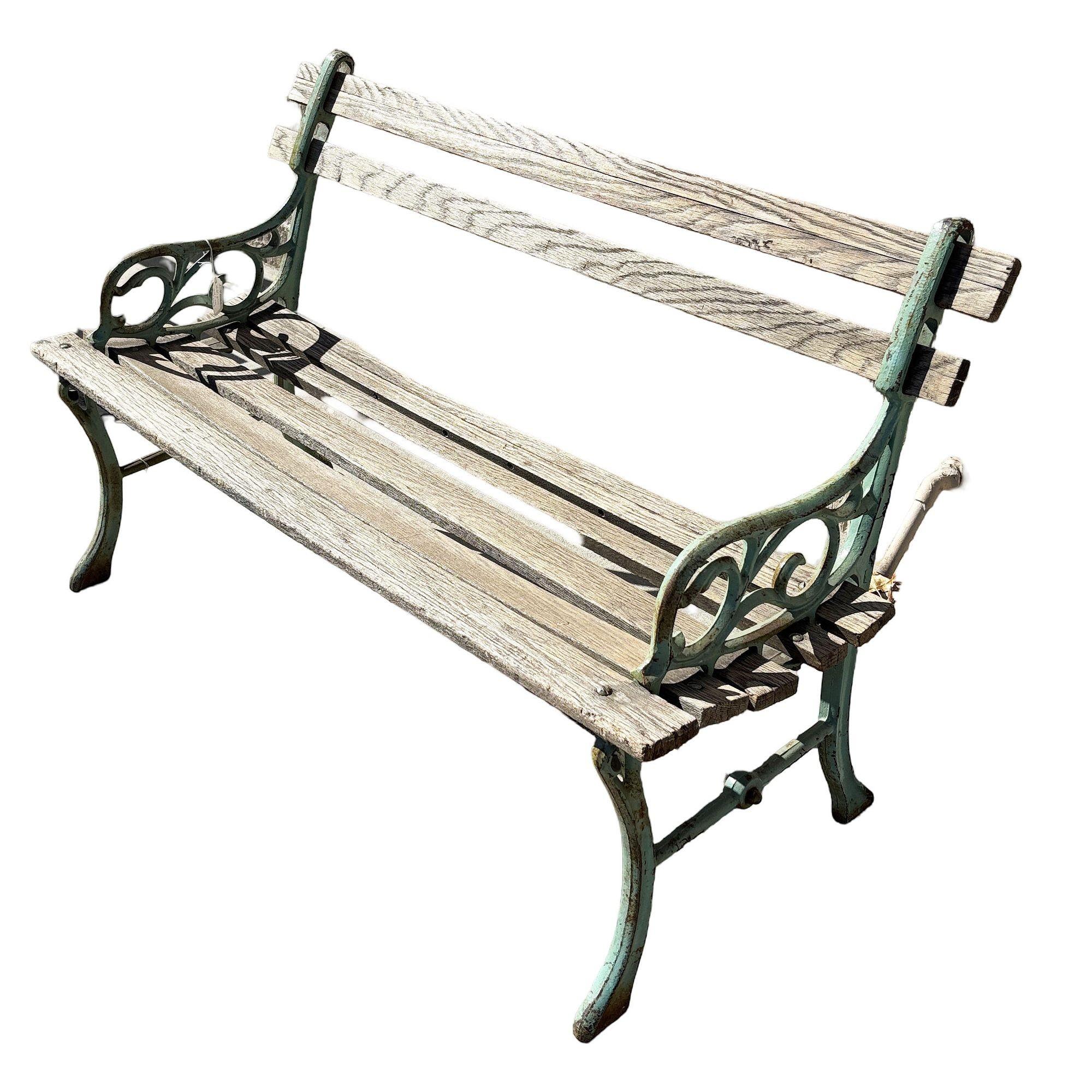 Banco de jardín victoriano de hierro fundido y listones de madera con detalle de hojas de parra Victoriano en venta