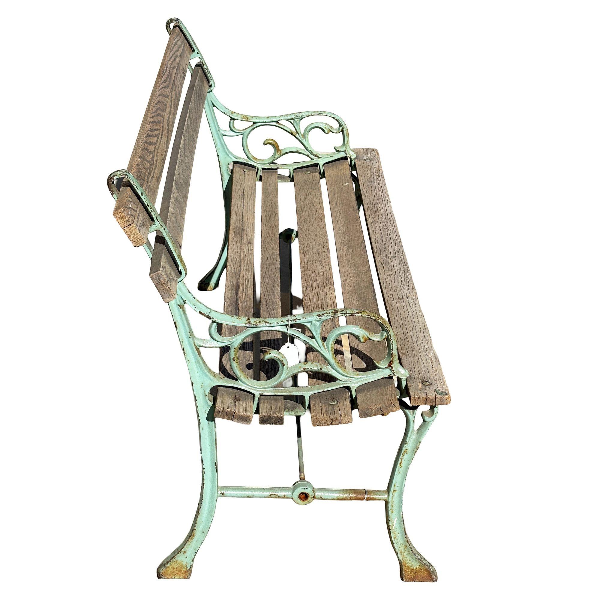 Banco de jardín victoriano de hierro fundido y listones de madera con detalle de hojas de parra Estadounidense en venta