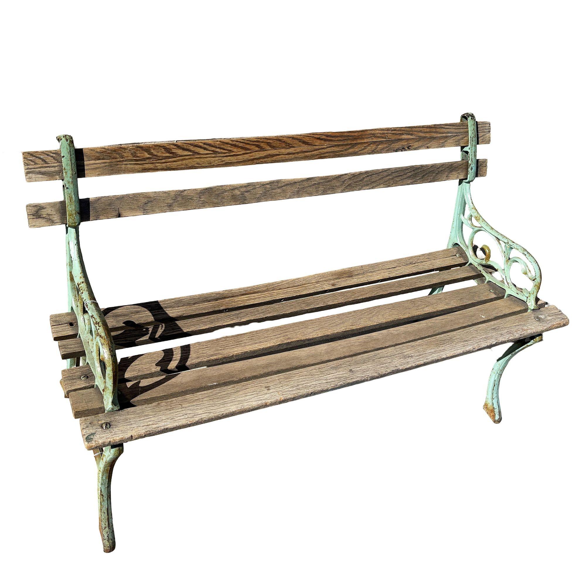 Banco de jardín victoriano de hierro fundido y listones de madera con detalle de hojas de parra Vaciado en venta