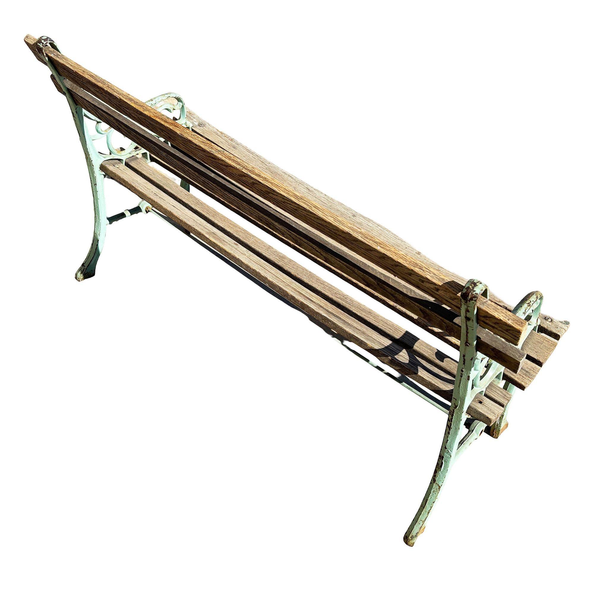 Banco de jardín victoriano de hierro fundido y listones de madera con detalle de hojas de parra en Excelente estado para la venta en Van Nuys, CA