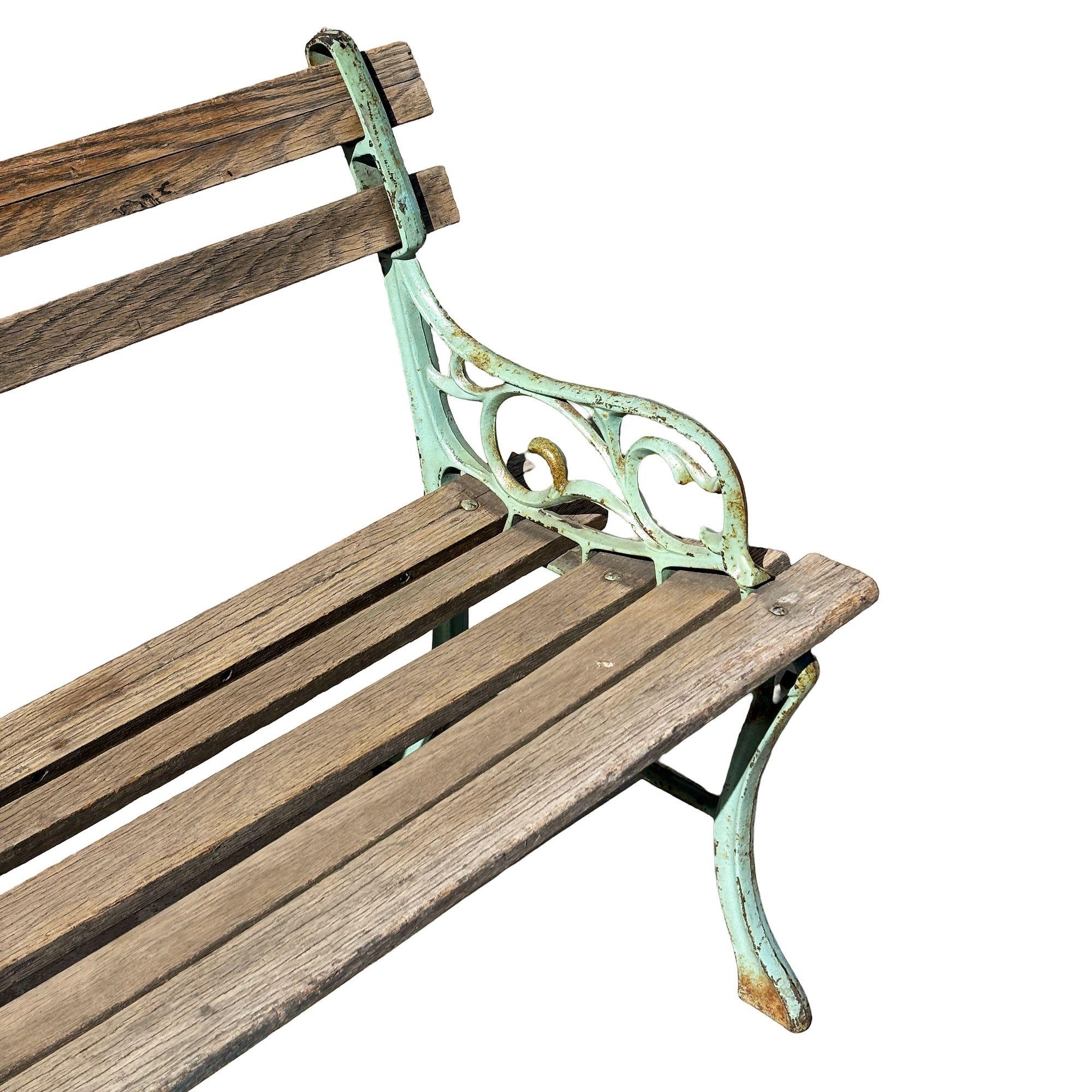 Banco de jardín victoriano de hierro fundido y listones de madera con detalle de hojas de parra principios del siglo XX en venta