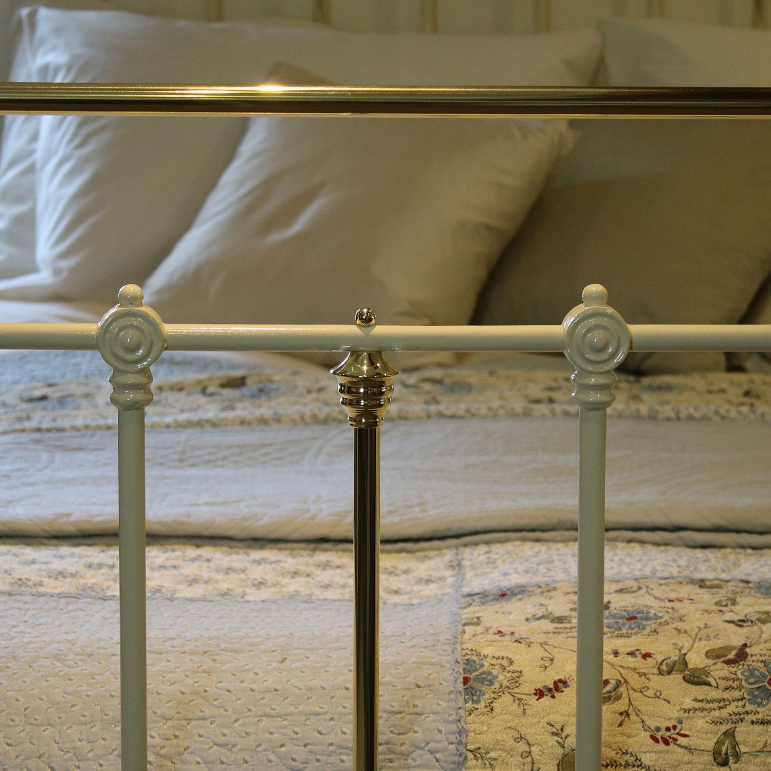 Victorian Cast Iron Bed in Cream, MK156 In Excellent Condition In Wrexham, GB