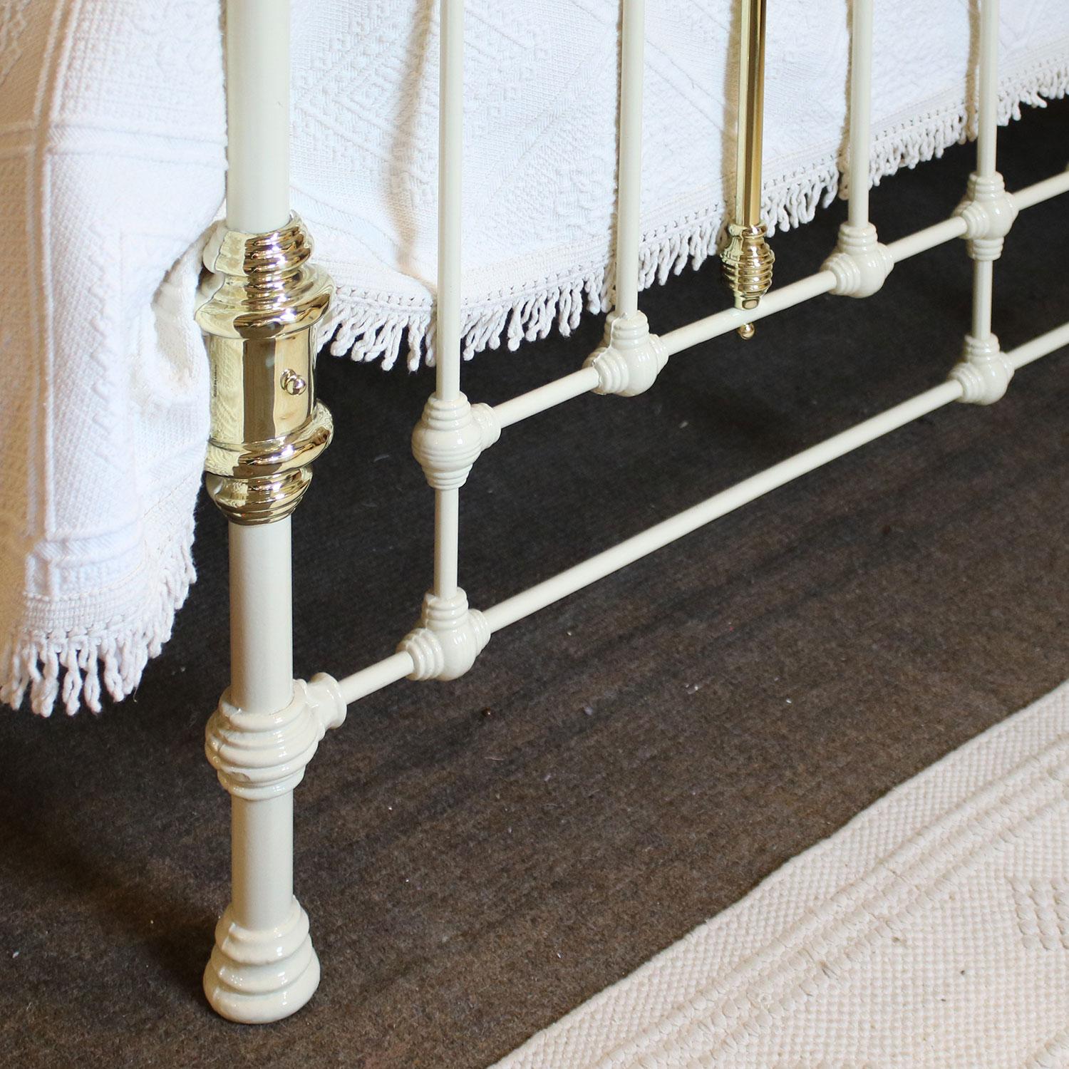 Victorian Cast Iron Bed in Cream, MK173 In Good Condition In Wrexham, GB