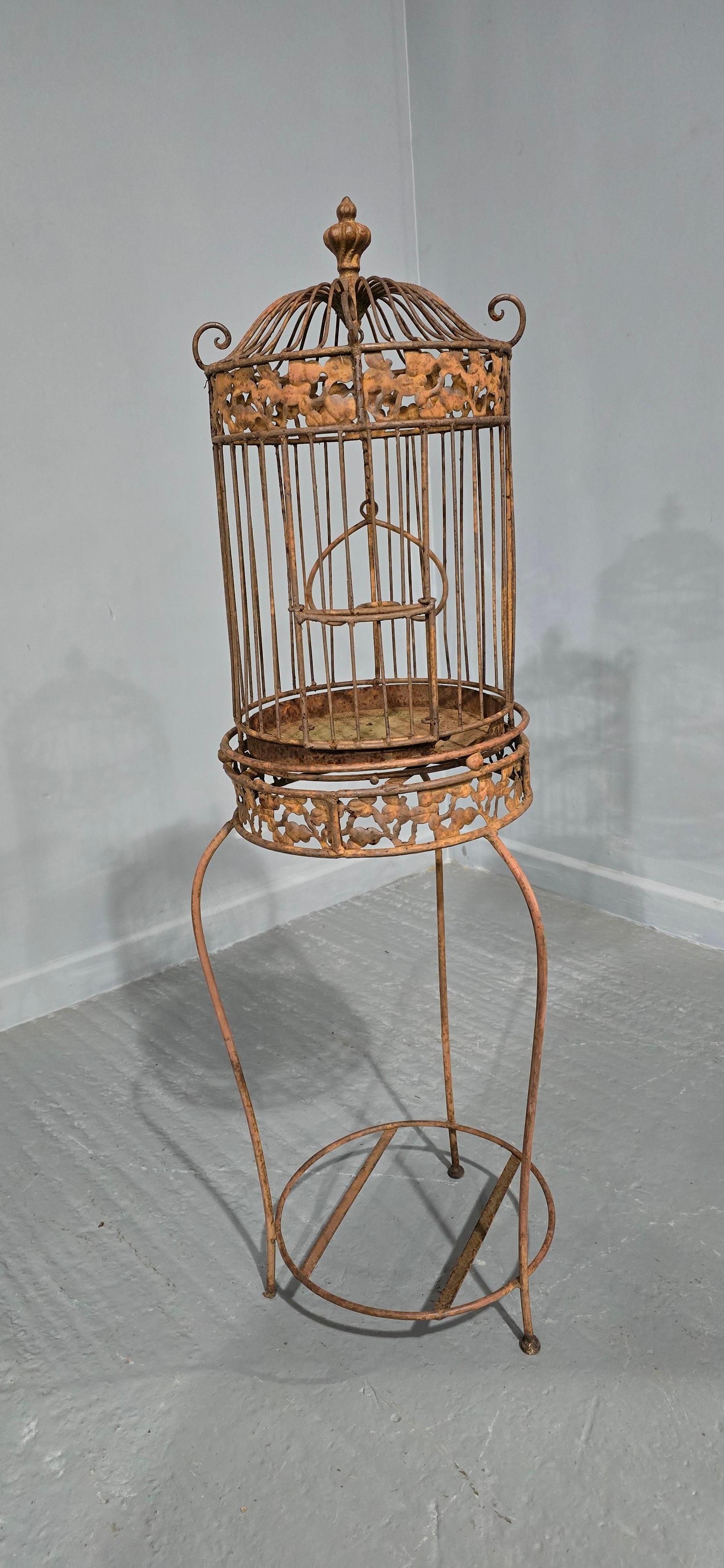 Gabbia per uccelli in ghisa di ottima qualità su supporto originale, con posatoio oscillante, porta sollevabile, vassoio estraibile (leggero danno), in buone condizioni generali originali.






