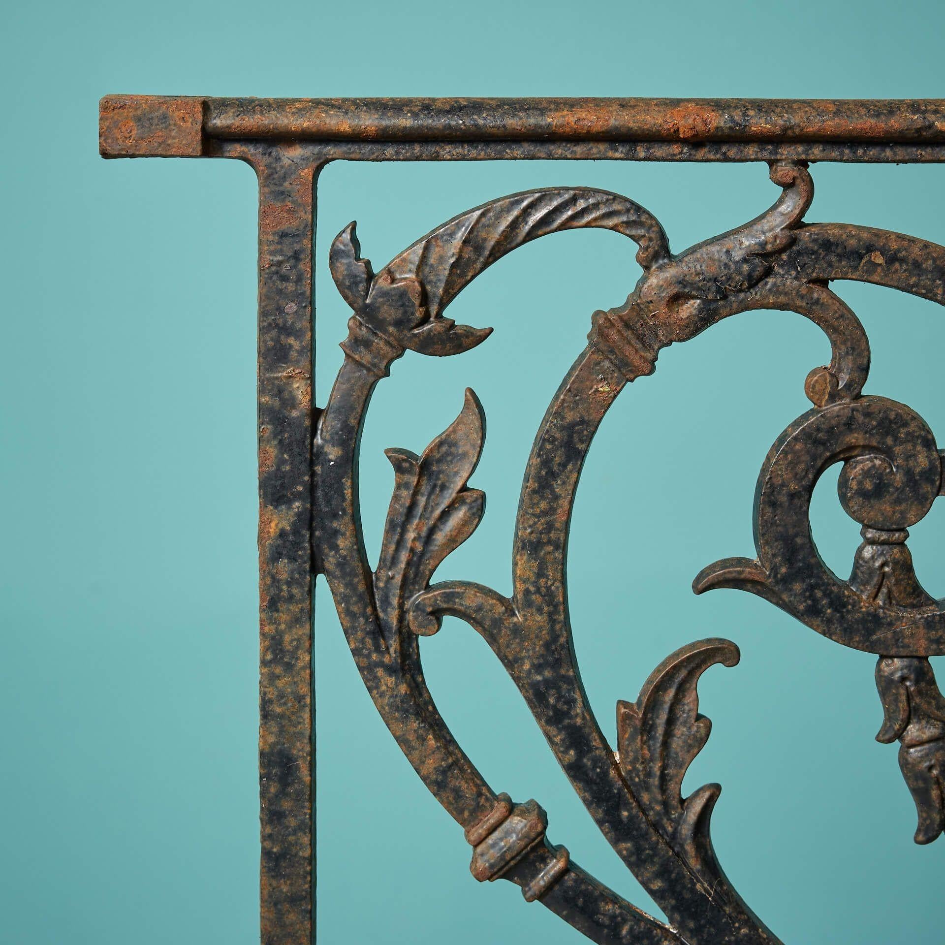 Victorian Cast Iron Decorative Railing Panel In Fair Condition For Sale In Wormelow, Herefordshire