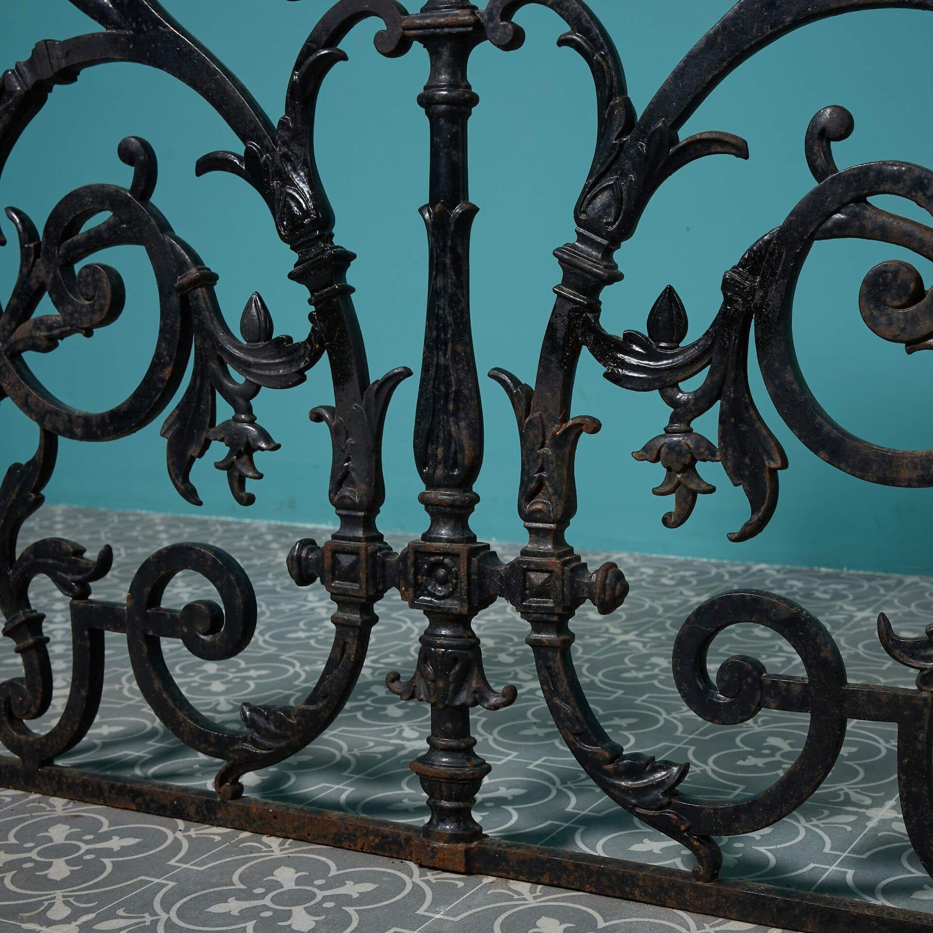 Victorian Cast Iron Decorative Railing Panel In Fair Condition For Sale In Wormelow, Herefordshire