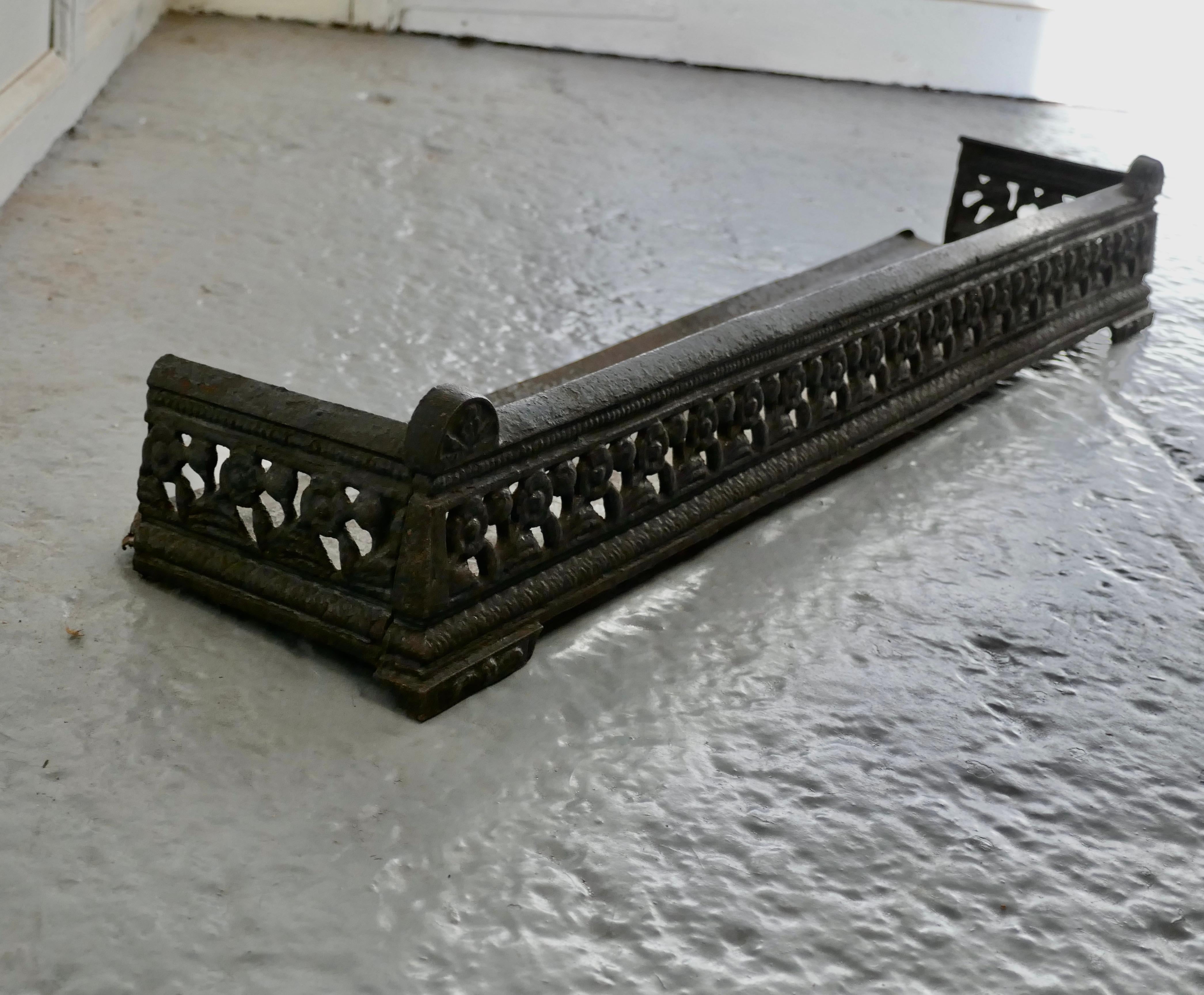 Victorian Cast Iron Fender or Dog Grate In Fair Condition For Sale In Chillerton, Isle of Wight