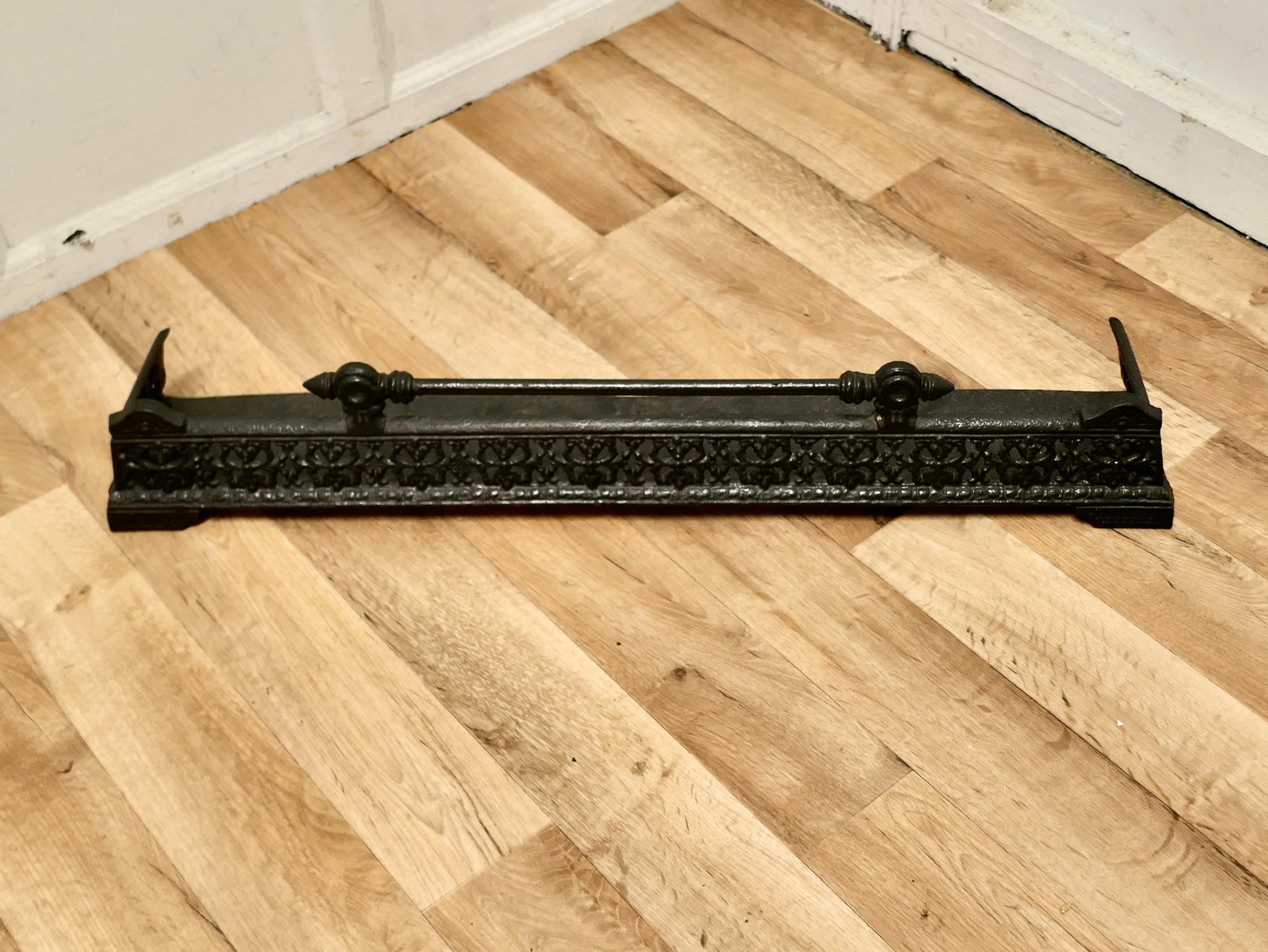 Victorian Cast Iron Fender or Dog Grate In Good Condition In Godshill, Isle of Wight