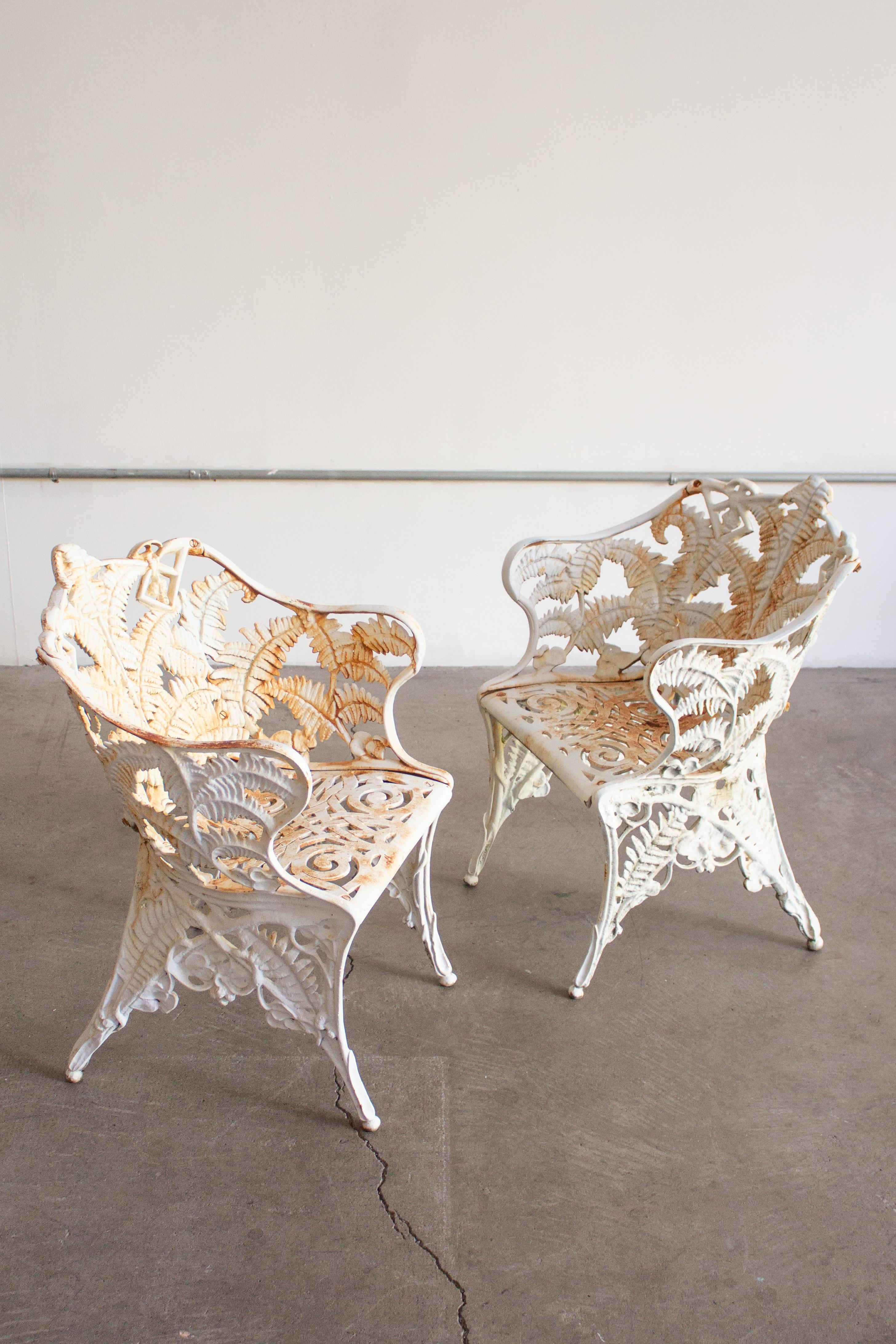 Victorian Cast Iron ‘Fern’ Garden Chairs en Desgastado estado para la venta en Brooklyn, NY