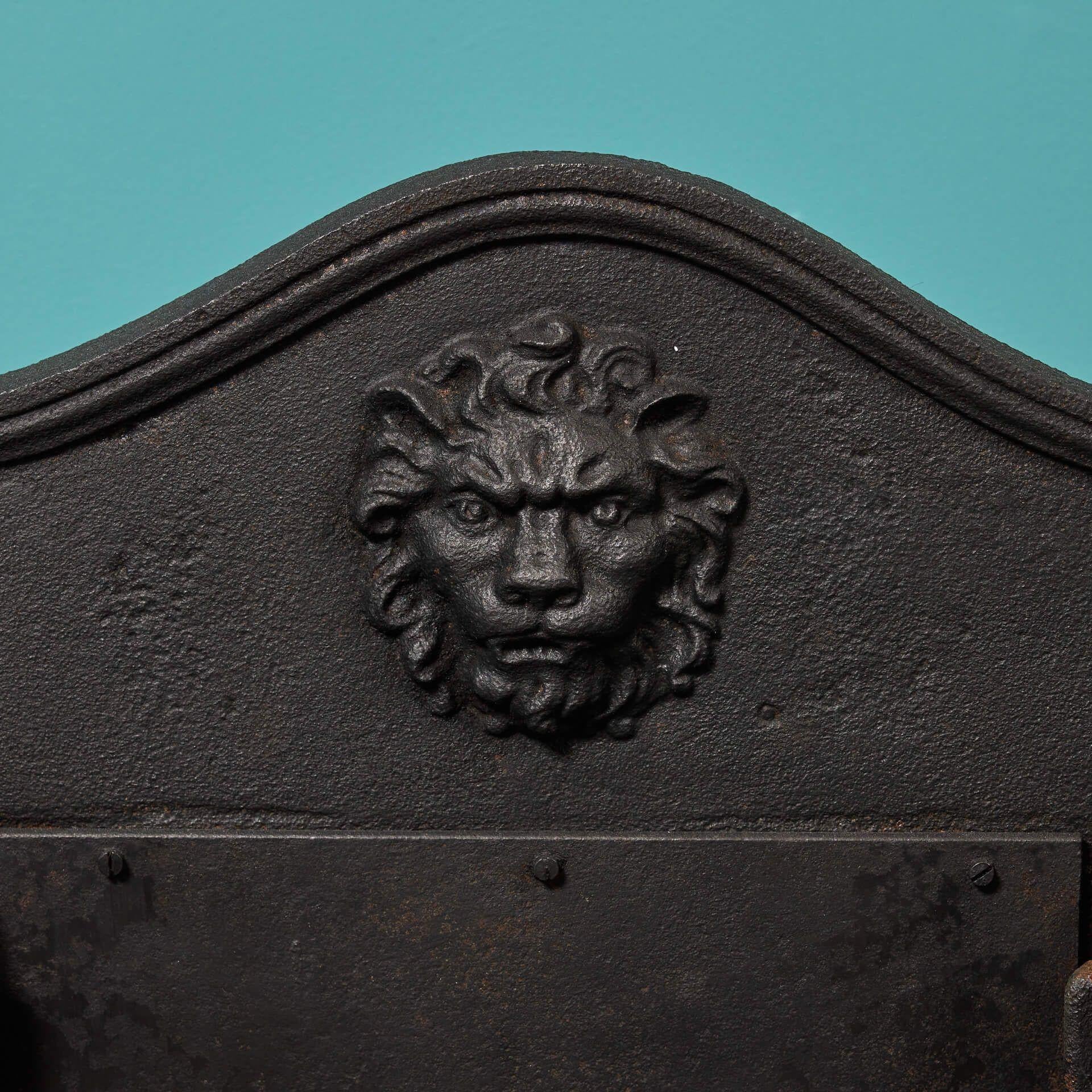 Moulage Grille de cheminée victorienne en fonte avec pattes de lion en vente
