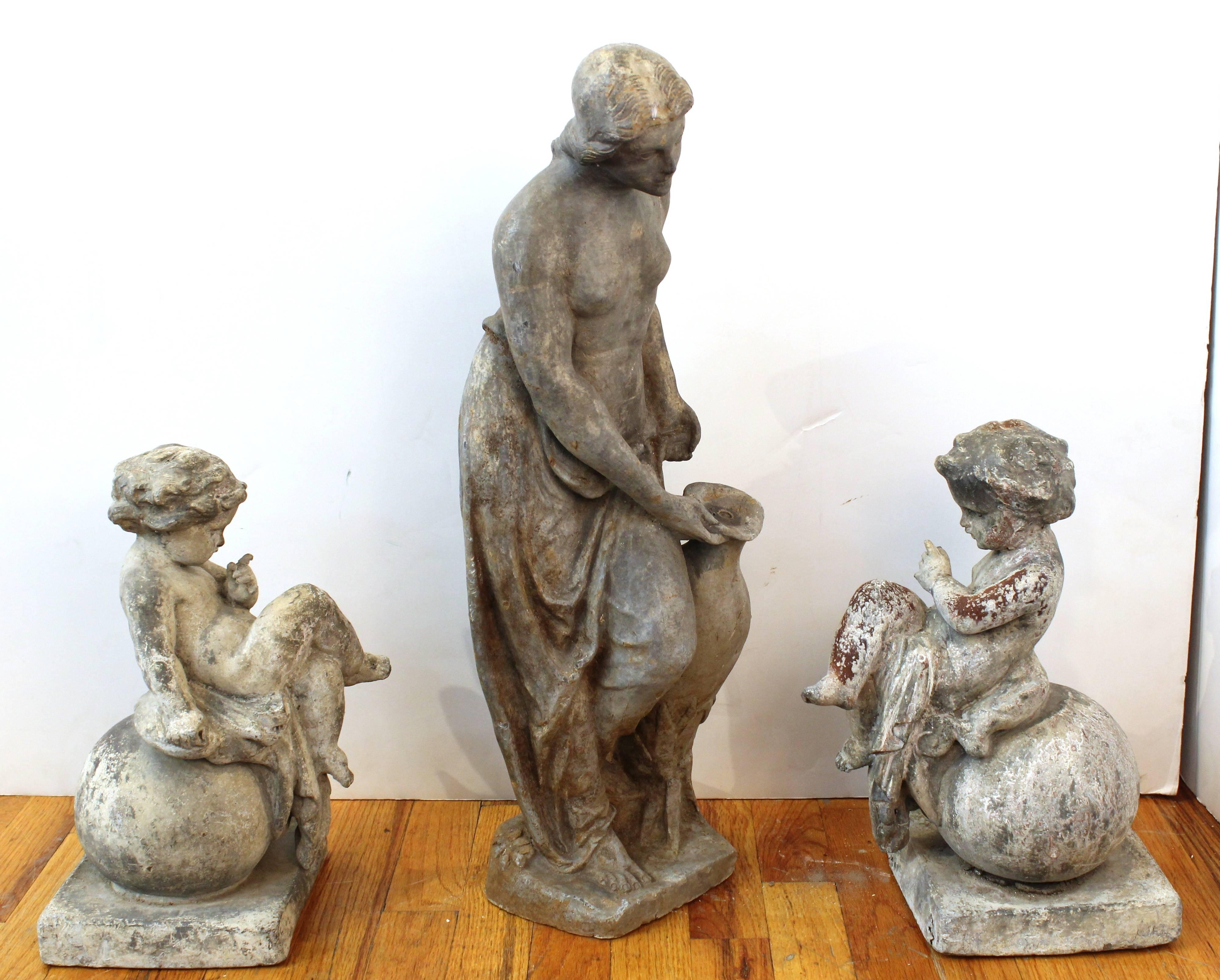 Néo-classique Fontaine victorienne en fonte représentant une femme avec une urne et deux putti en vente