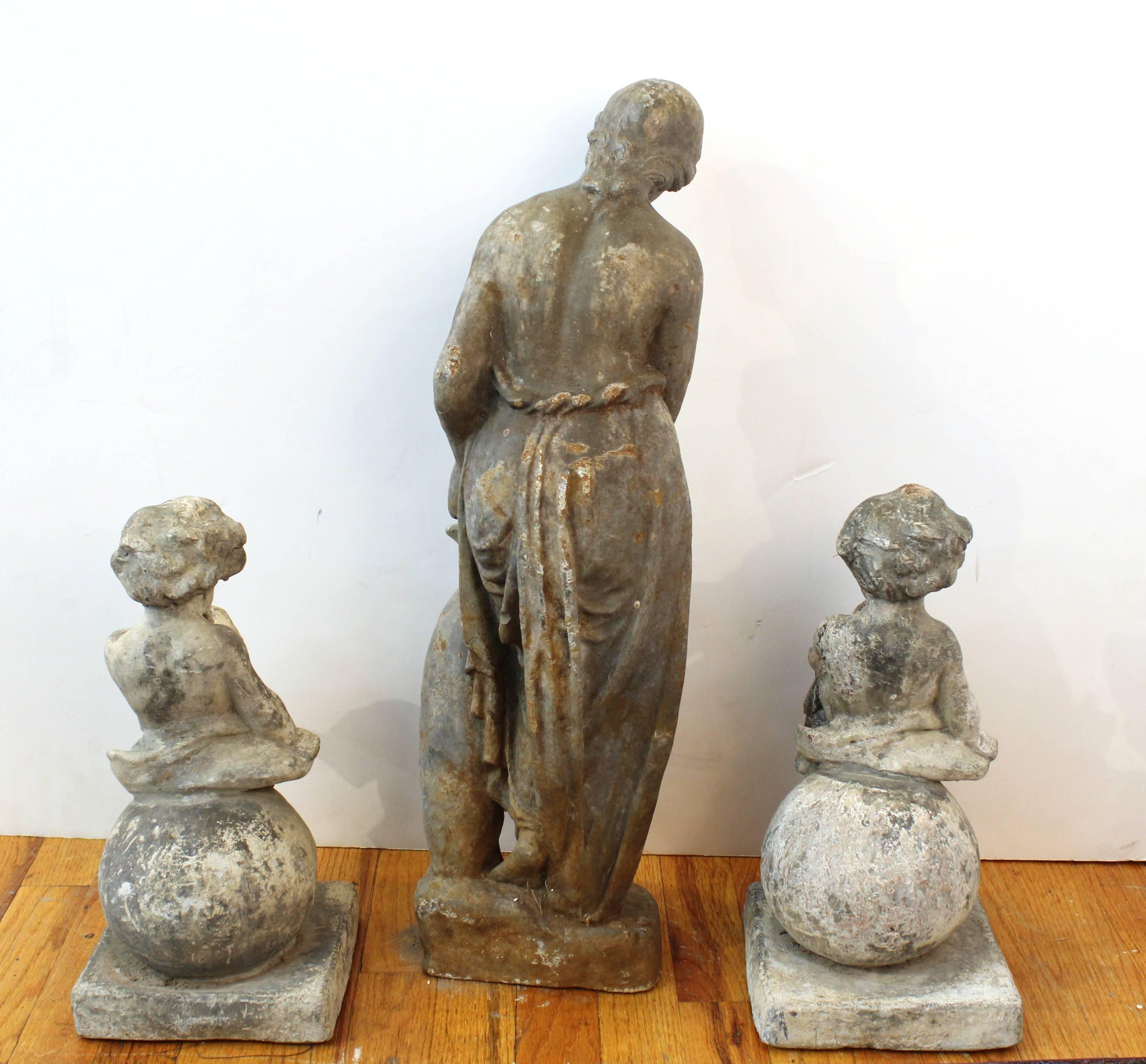Moulage Fontaine victorienne en fonte représentant une femme avec une urne et deux putti en vente