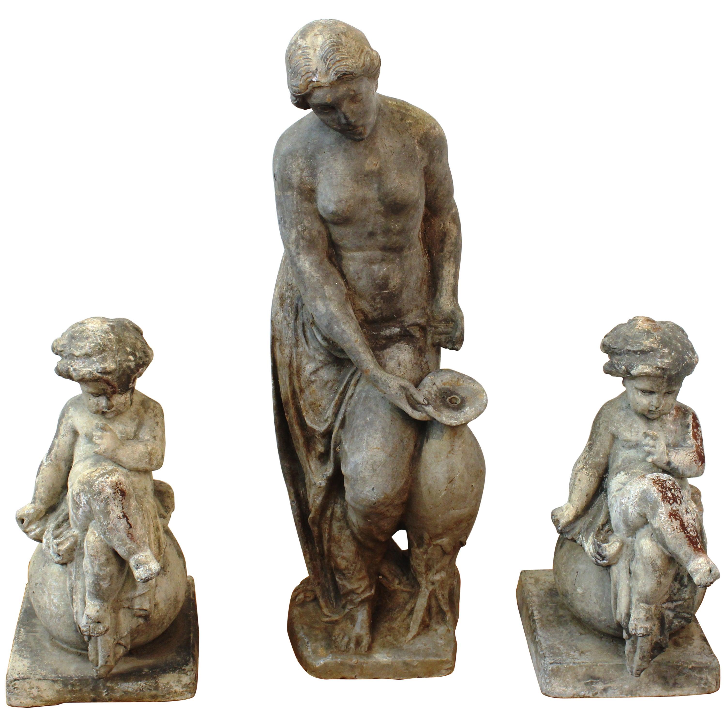 Fontaine victorienne en fonte représentant une femme avec une urne et deux putti