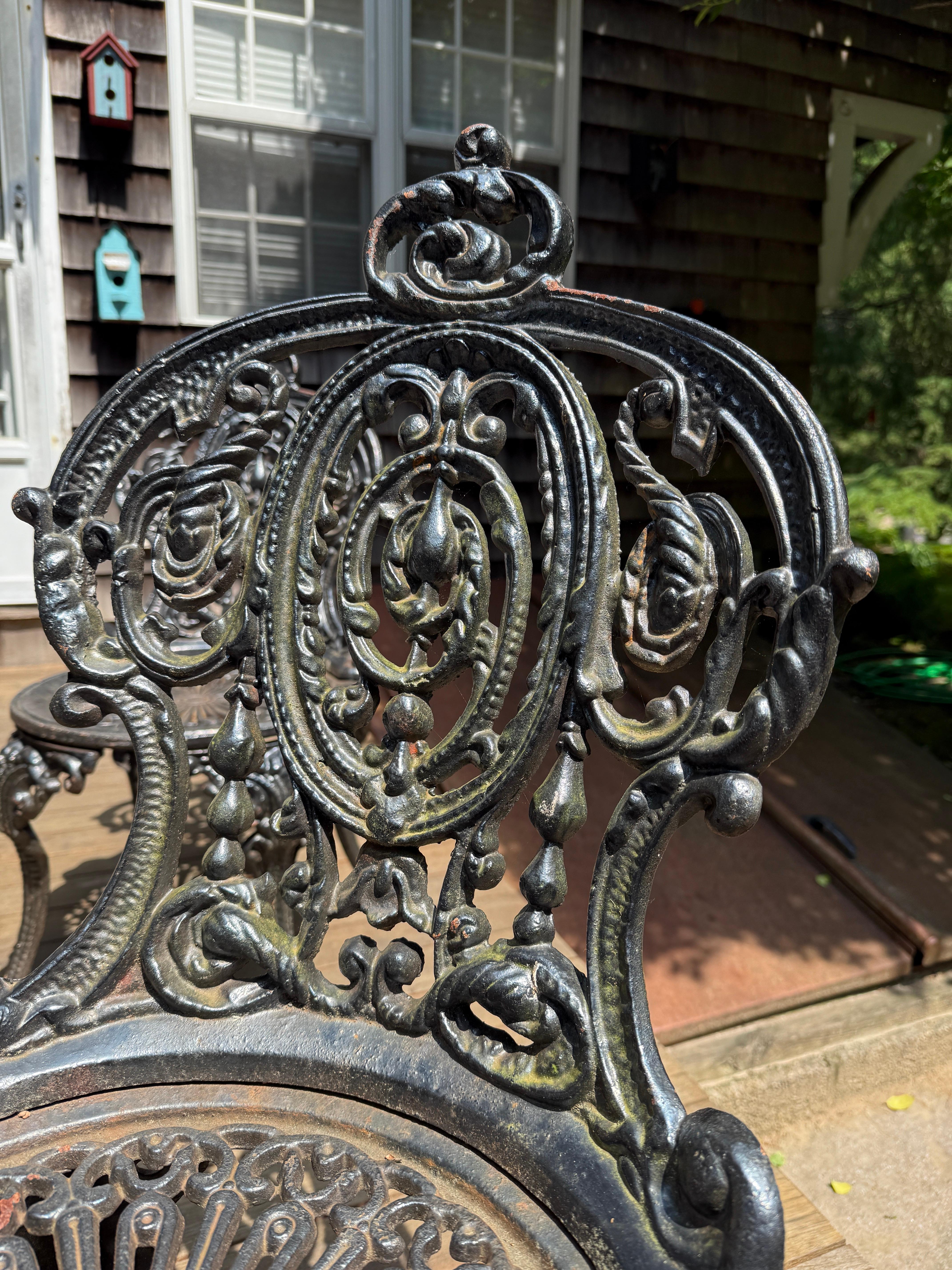 English Victorian Cast Iron Garden Set (3 Chairs + Table) For Sale