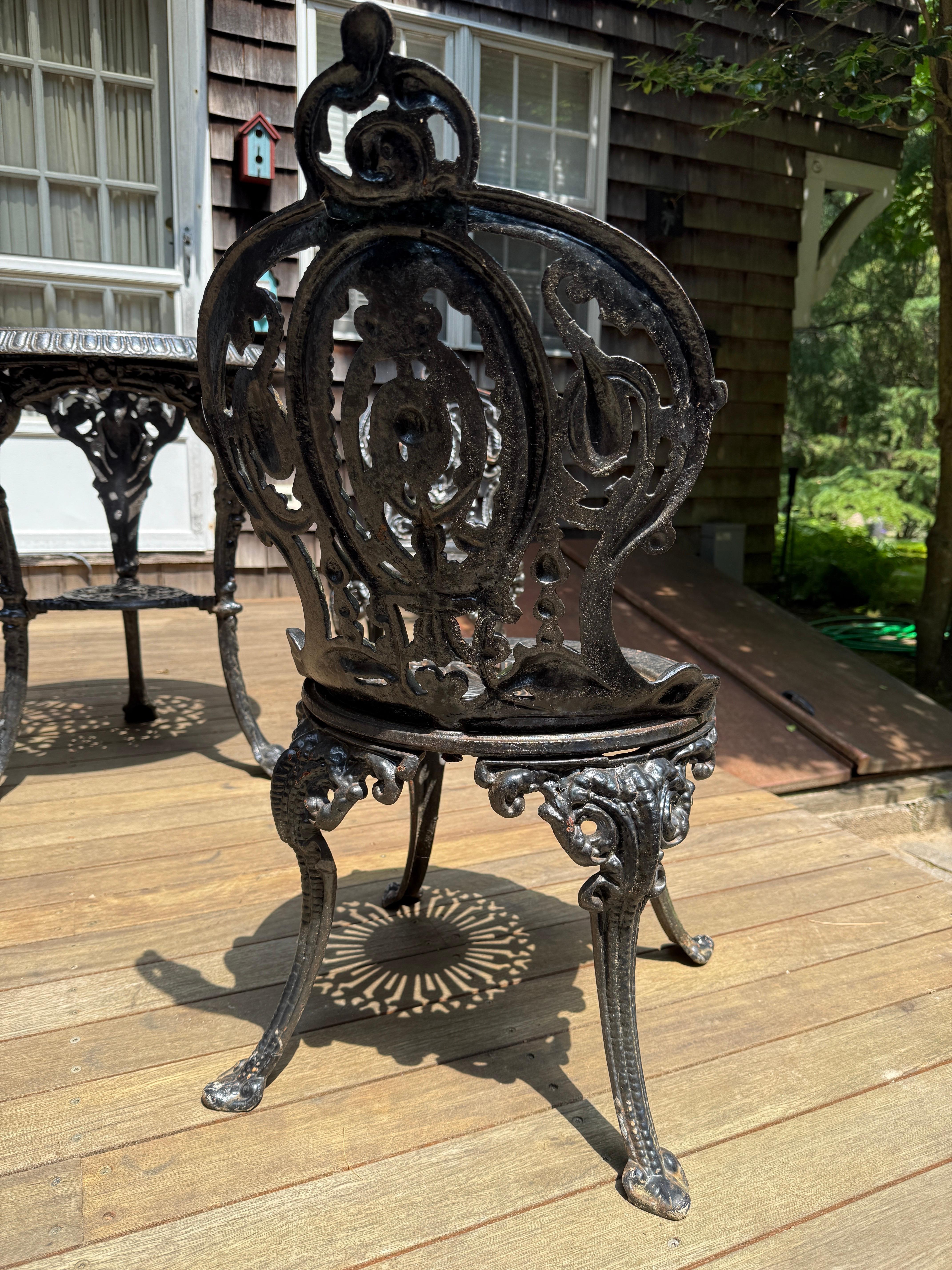 Victorian Cast Iron Garden Set (3 Chairs + Table) For Sale 1