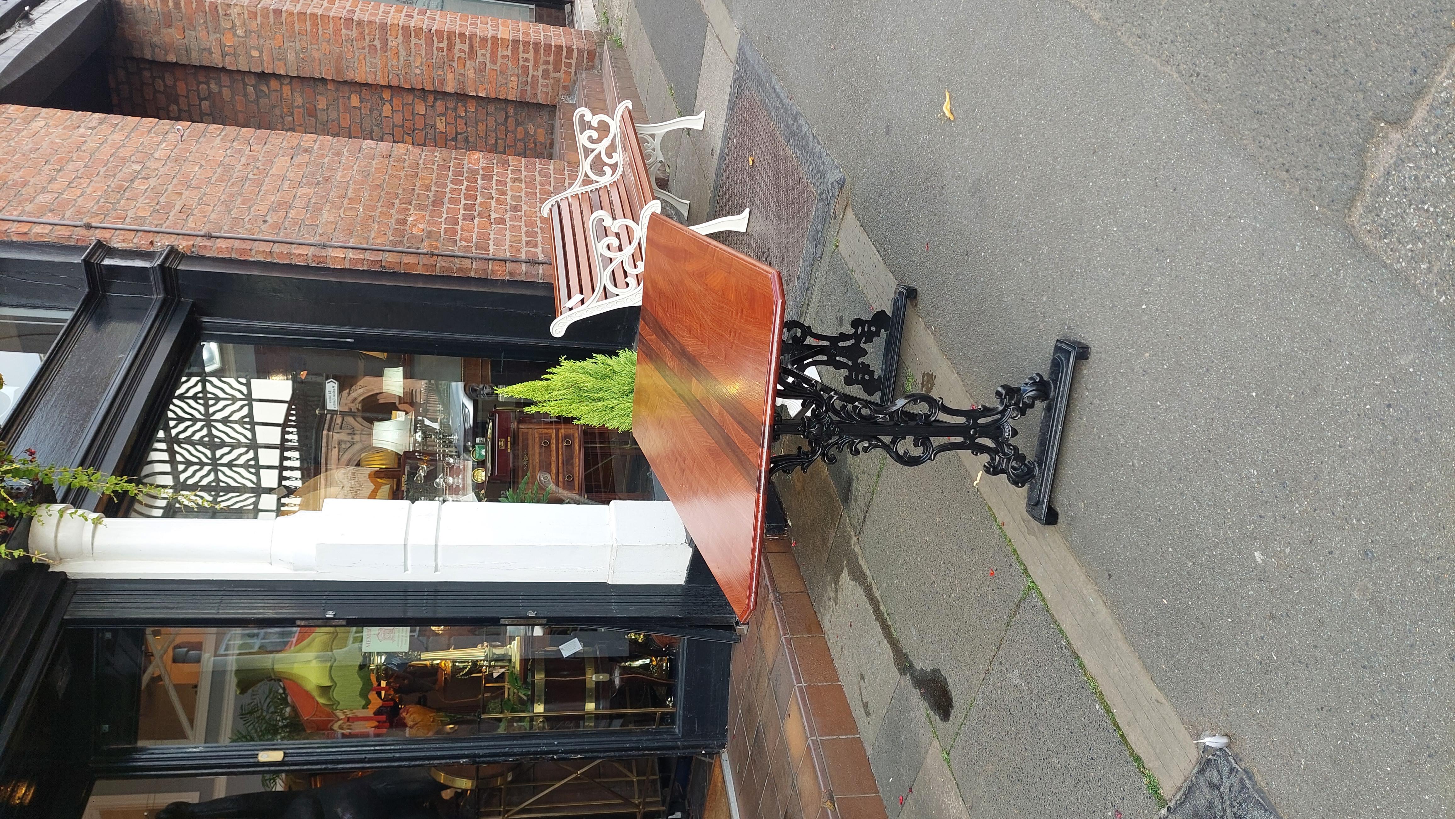 Victorian Cast Iron Garden Table In Good Condition For Sale In Altrincham, GB