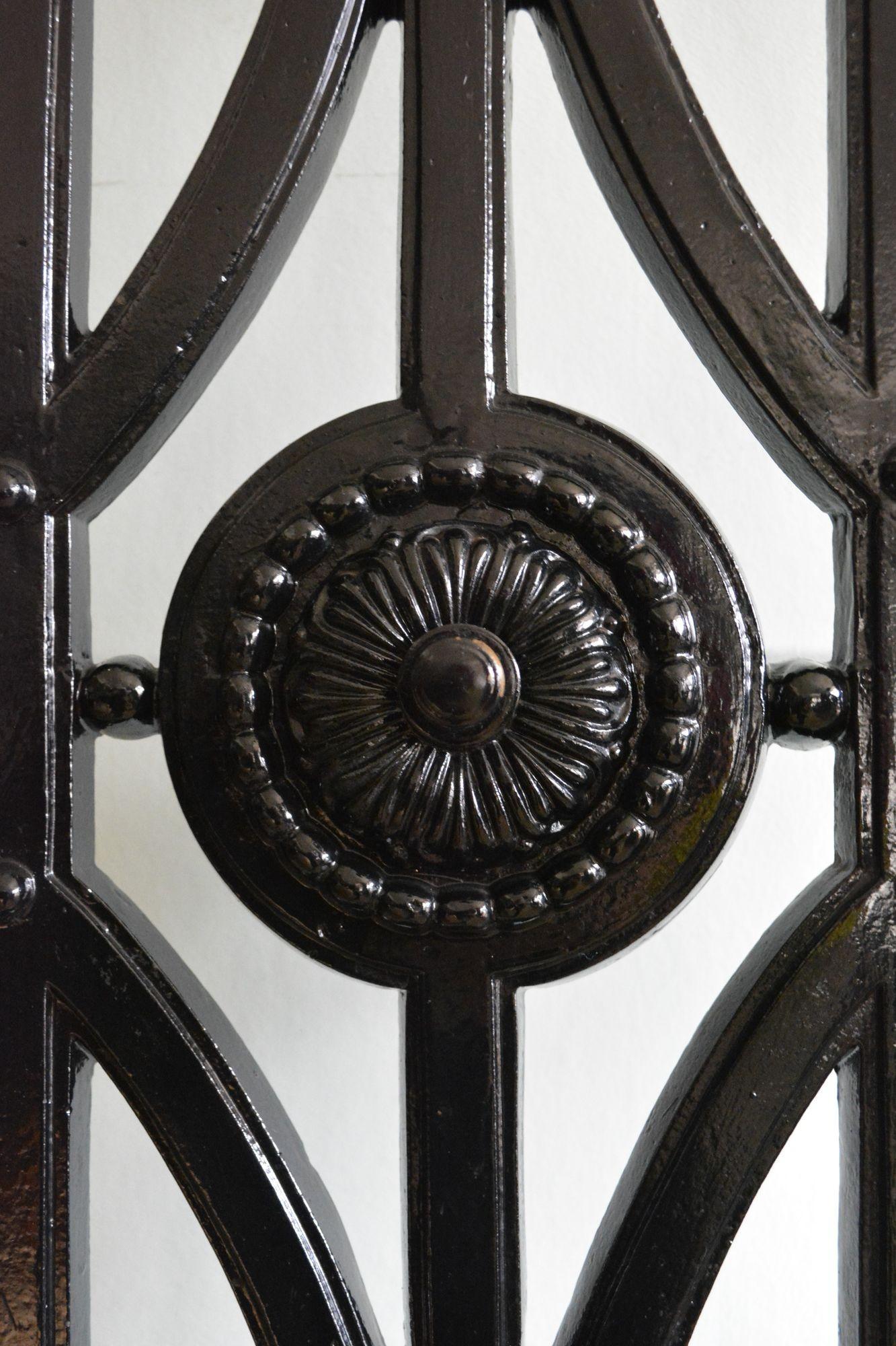 Portaoggetti vittoriano in ghisa Art Nouveau alla maniera di Christopher Dresser in vendita 4