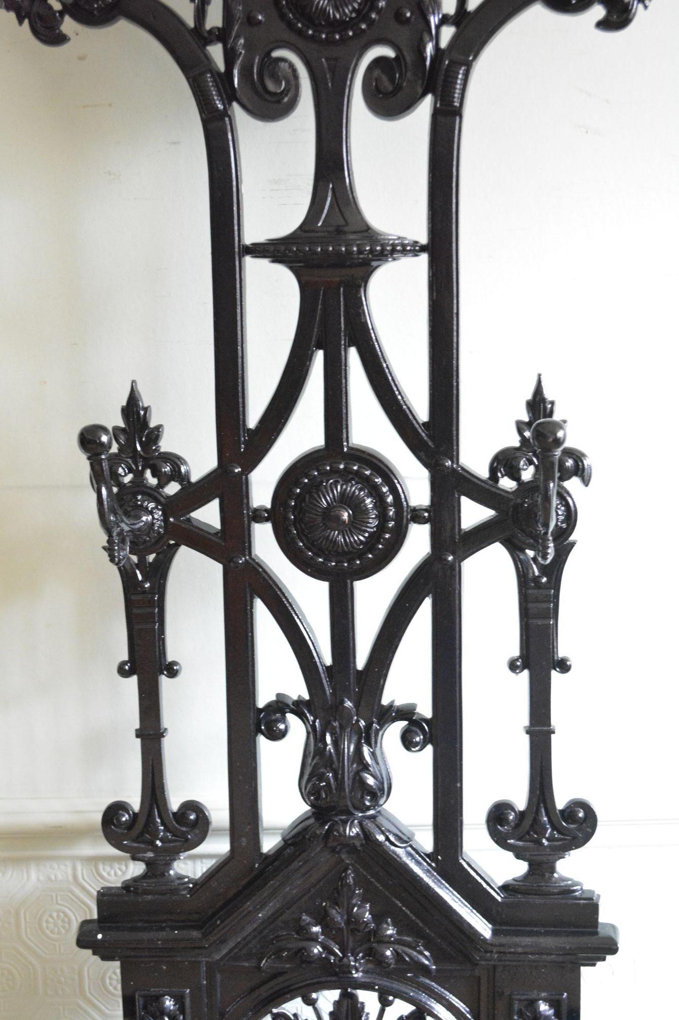 Portaoggetti vittoriano in ghisa Art Nouveau alla maniera di Christopher Dresser in vendita 5