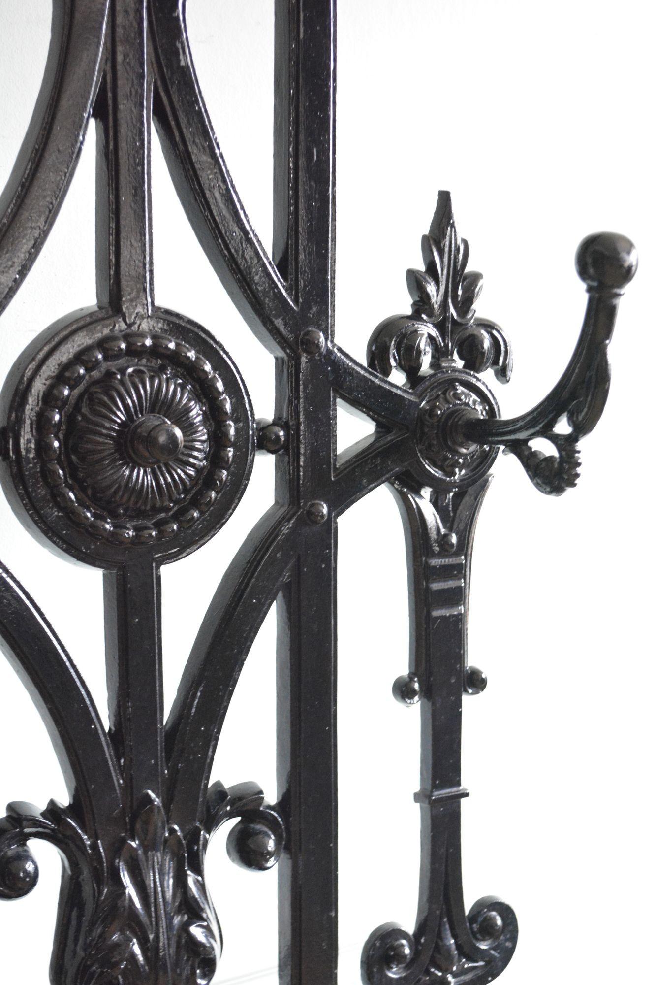 Portaoggetti vittoriano in ghisa Art Nouveau alla maniera di Christopher Dresser in vendita 6