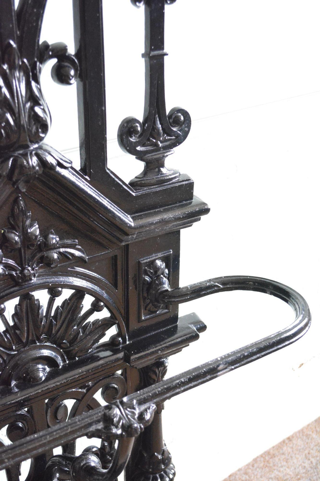 Portaoggetti vittoriano in ghisa Art Nouveau alla maniera di Christopher Dresser in vendita 8