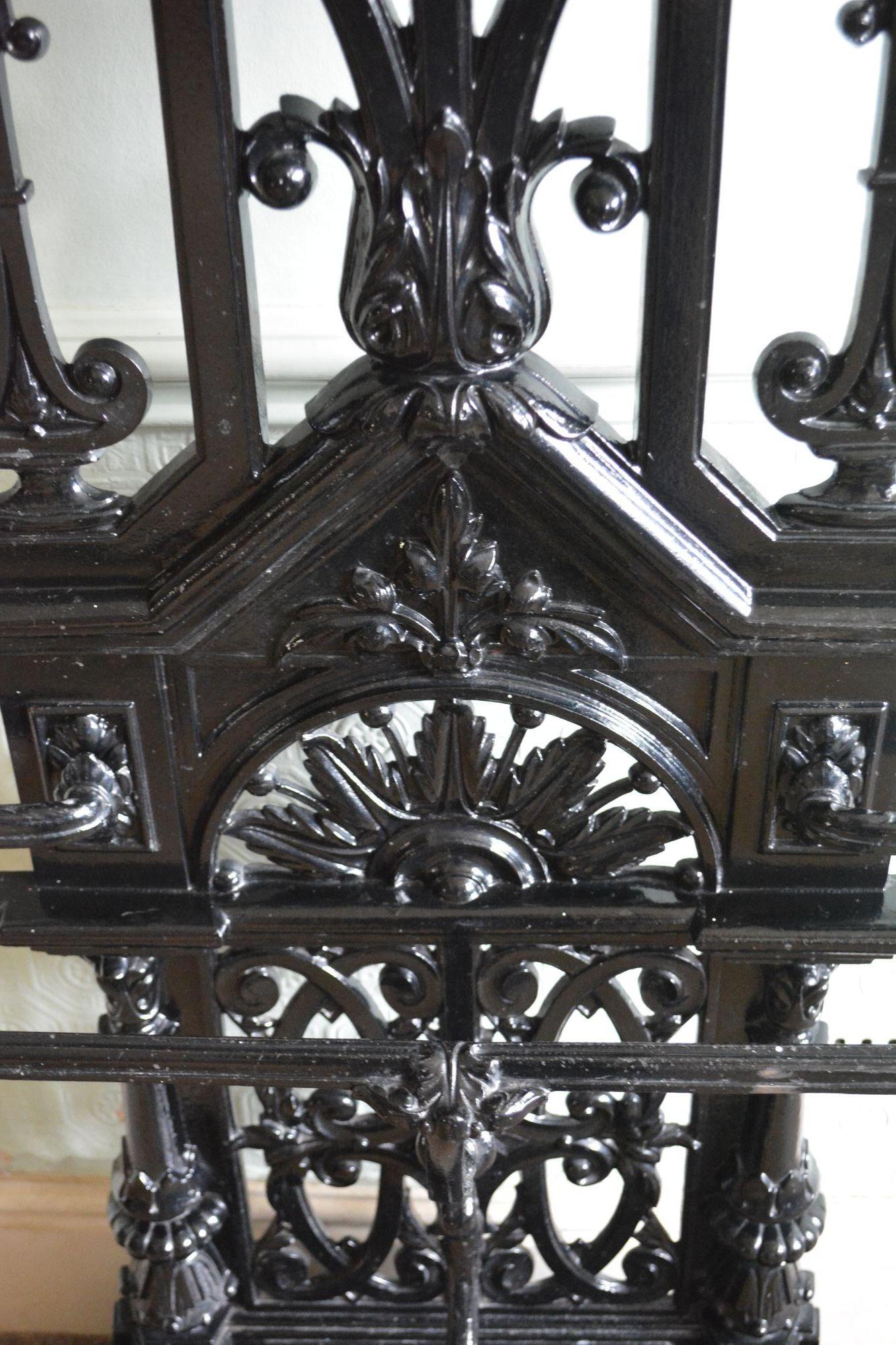 Portaoggetti vittoriano in ghisa Art Nouveau alla maniera di Christopher Dresser in vendita 9