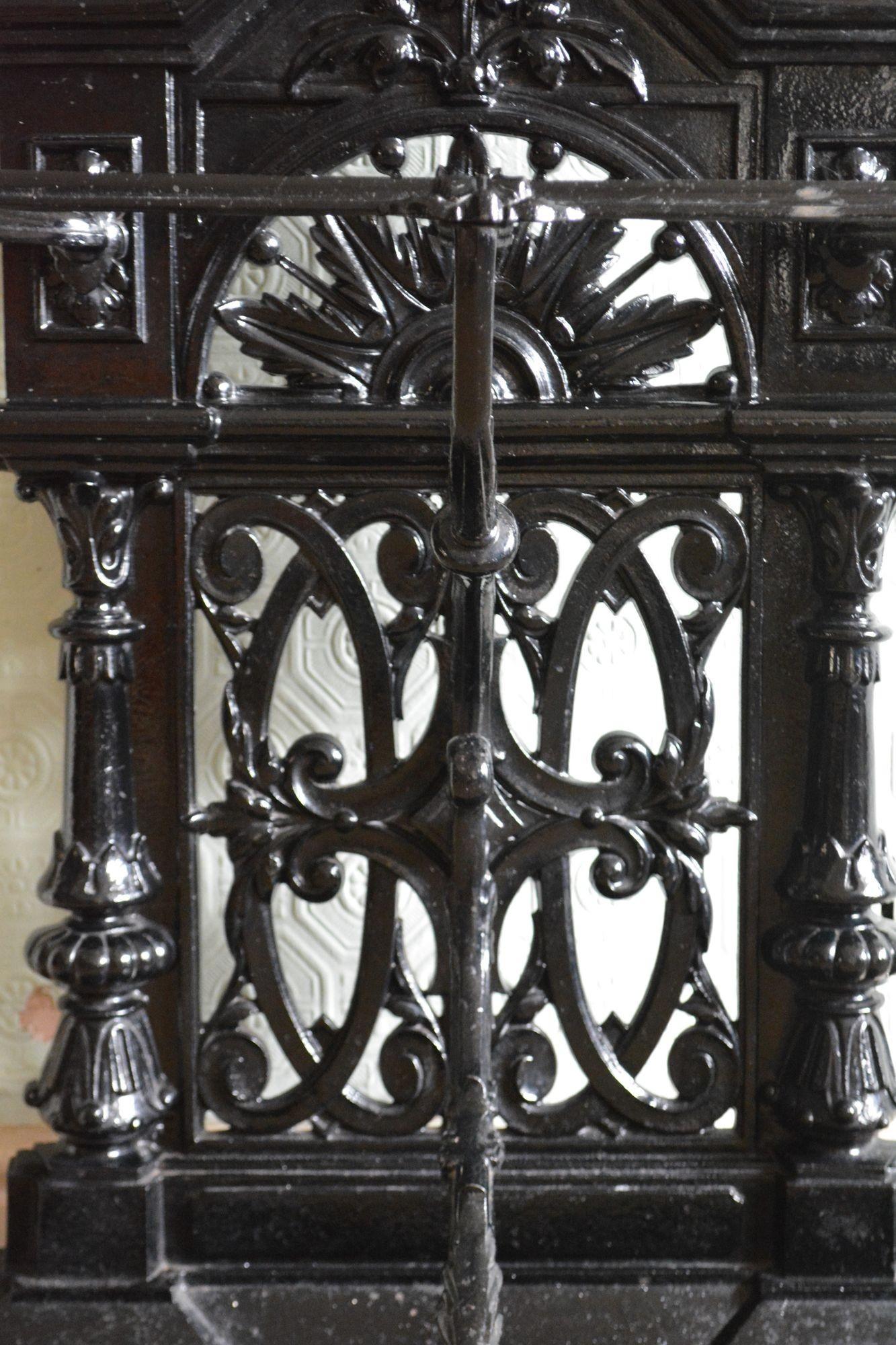 Portaoggetti vittoriano in ghisa Art Nouveau alla maniera di Christopher Dresser in vendita 11