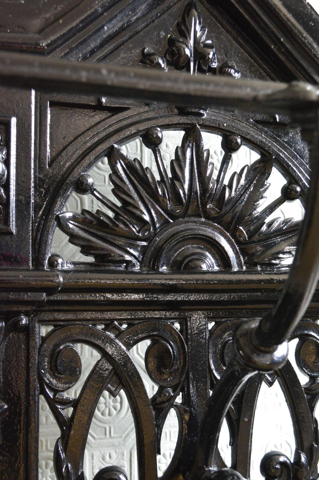 Portaoggetti vittoriano in ghisa Art Nouveau alla maniera di Christopher Dresser in vendita 12