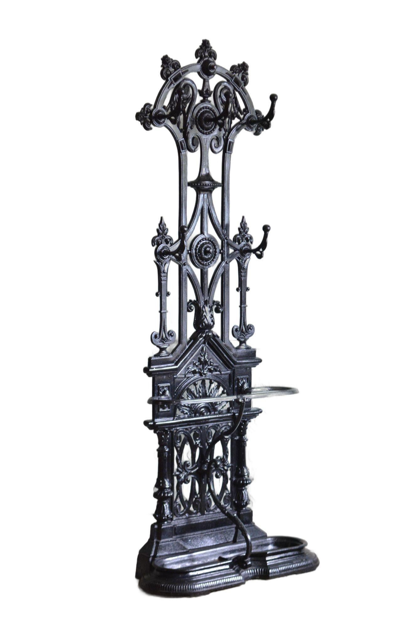 K0306 Appendiabiti in ghisa di epoca vittoriana molto elegante, alla maniera di Christopher Dresser, con elaborate decorazioni a piercing con fiori, volute e motivi di foglie e cinque ganci per cappotti sulla parte superiore. La base ha un