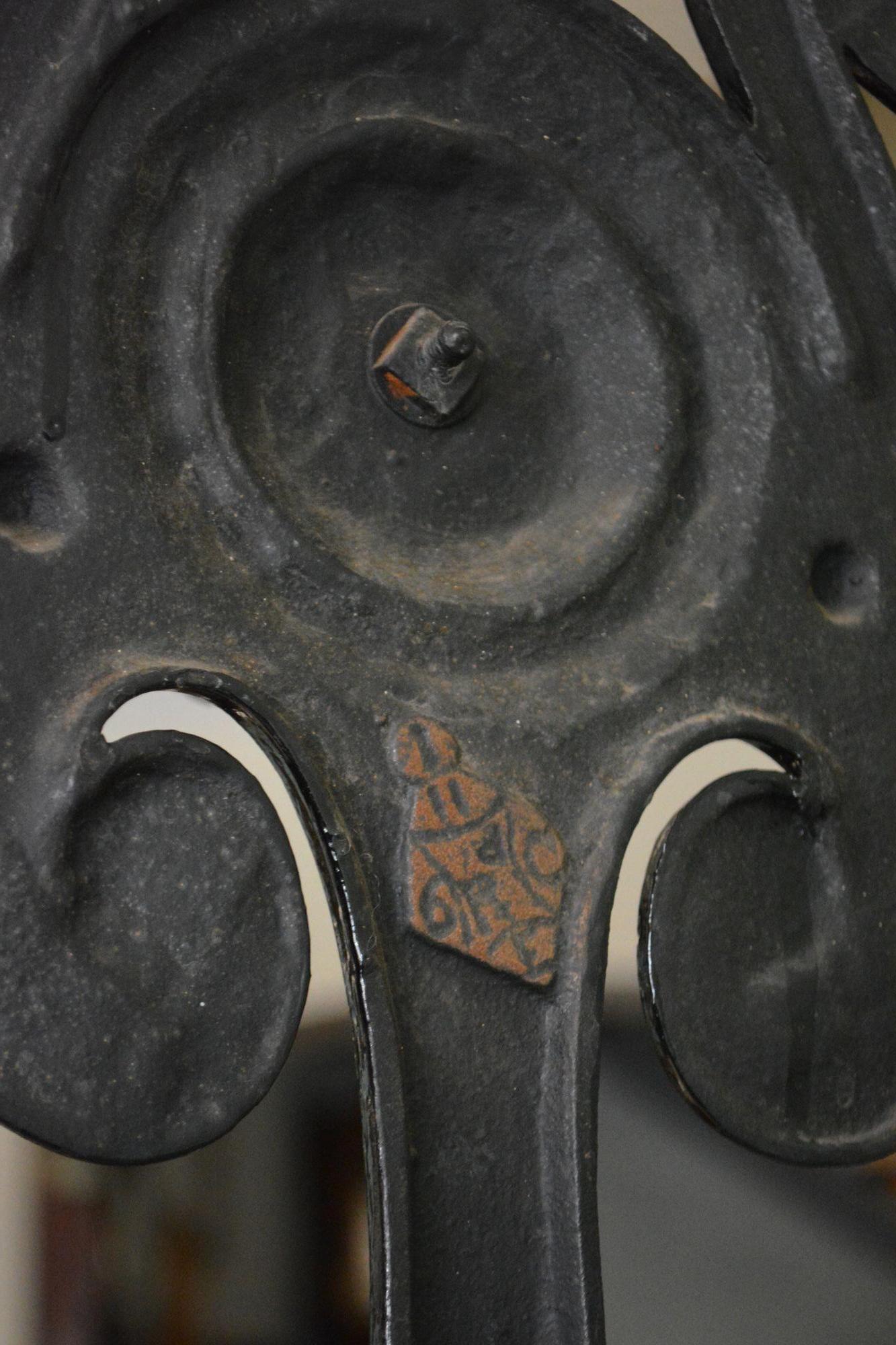 Portaoggetti vittoriano in ghisa Art Nouveau alla maniera di Christopher Dresser in vendita 14