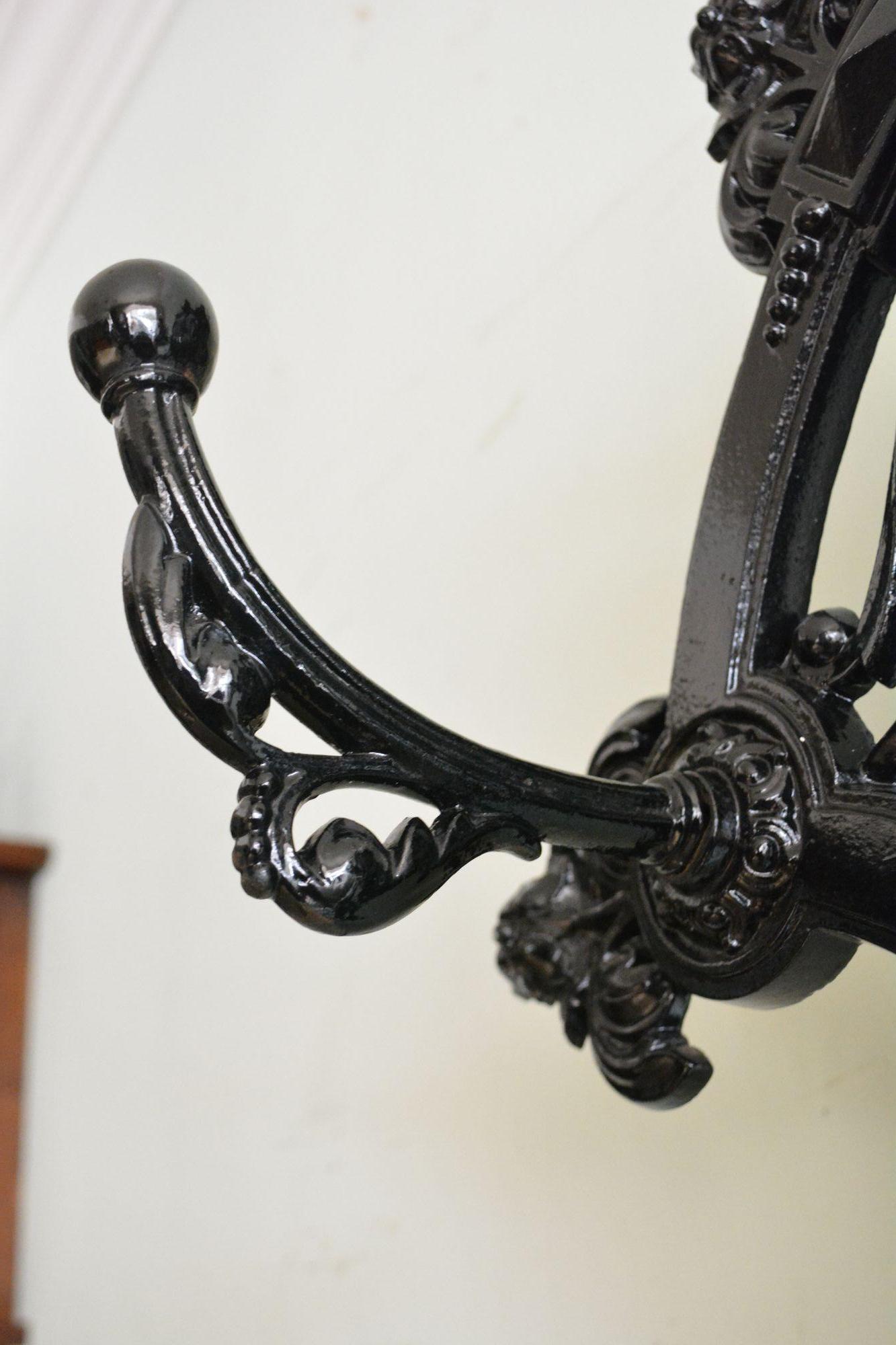 Portaoggetti vittoriano in ghisa Art Nouveau alla maniera di Christopher Dresser in vendita 1